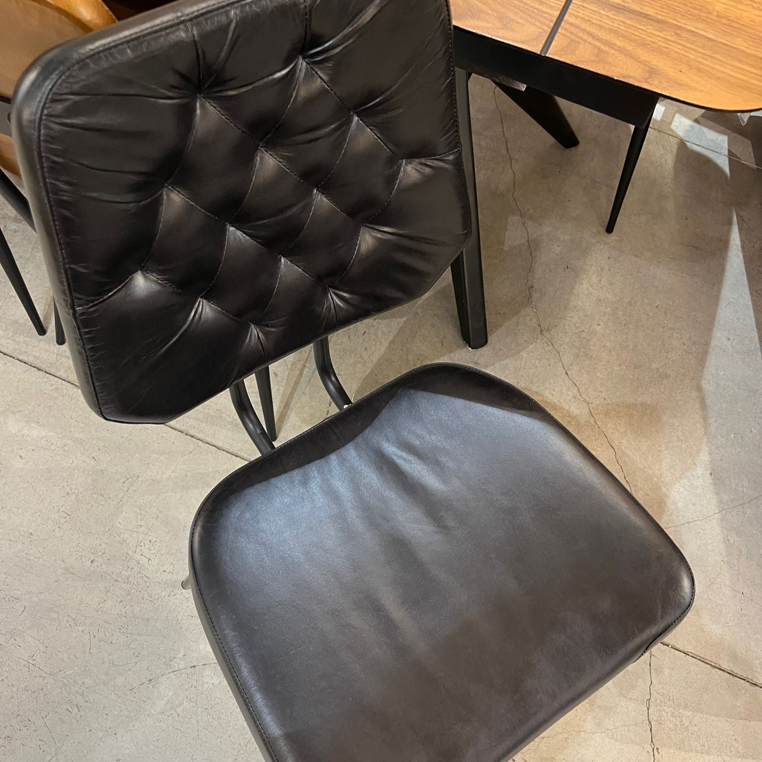 כסא פינת אוכל קפיטונז עור שחור דגם לאונרדו אשוק כסא פינת אוכל קפיטונז עור שחור דגם לאונרדו אשוק