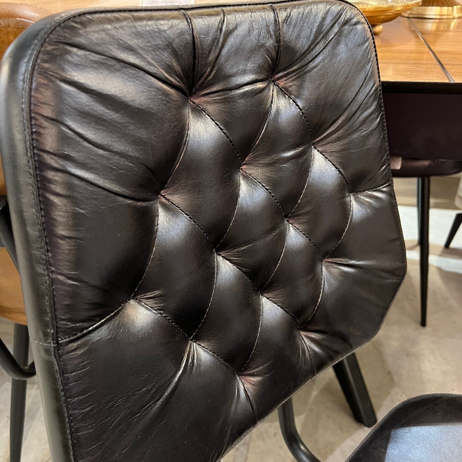 כסא פינת אוכל קפיטונז עור שחור דגם לאונרדו אשוק כסא פינת אוכל קפיטונז עור שחור דגם לאונרדו אשוק