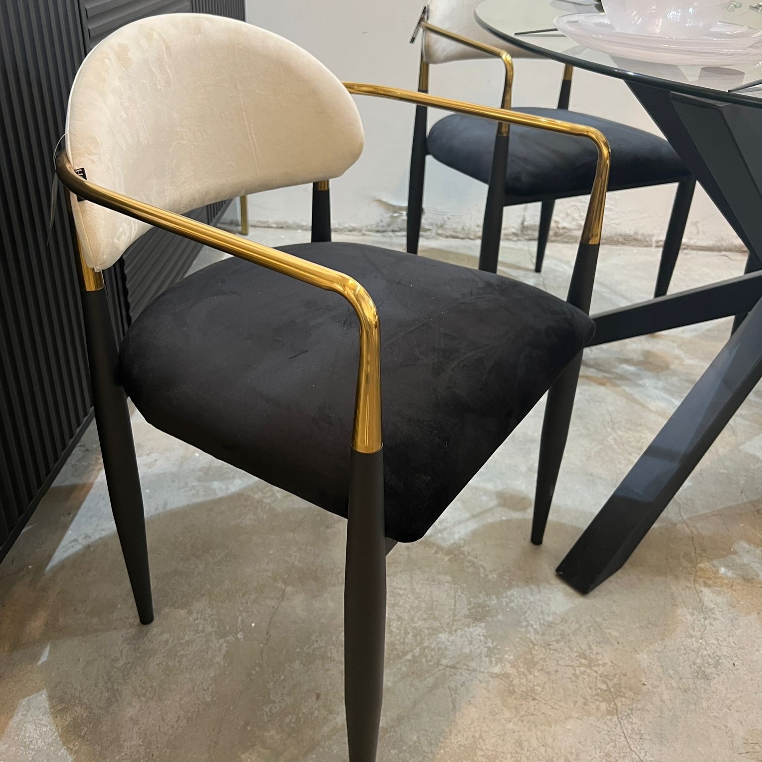 כסא דגם מודרן קימי ידיות שמנת שחור משולב כסא דגם מודרן קימי ידיות שמנת שחור משולב