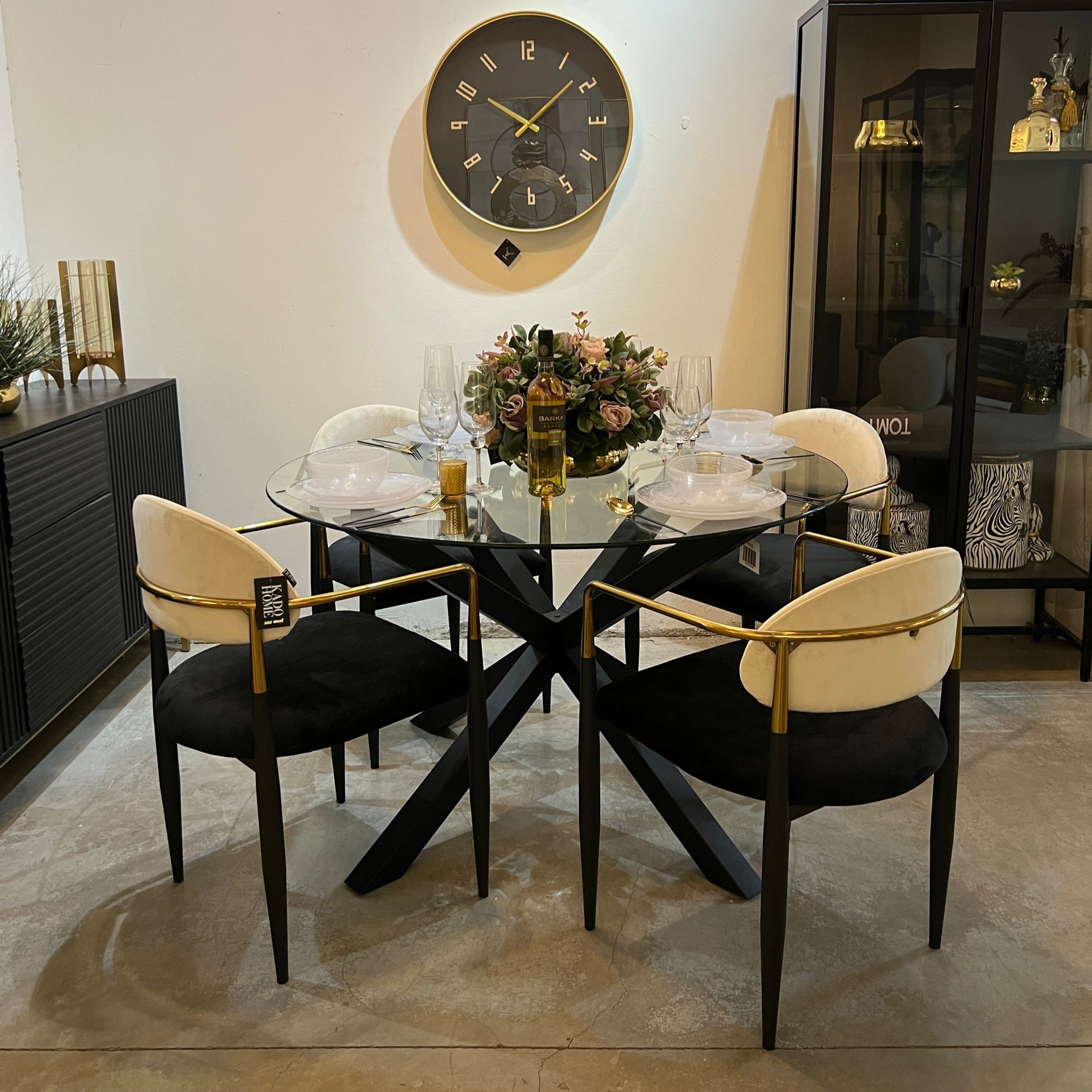 כסא דגם מודרן קימי ידיות שמנת שחור משולב כסא דגם מודרן קימי ידיות שמנת שחור משולב