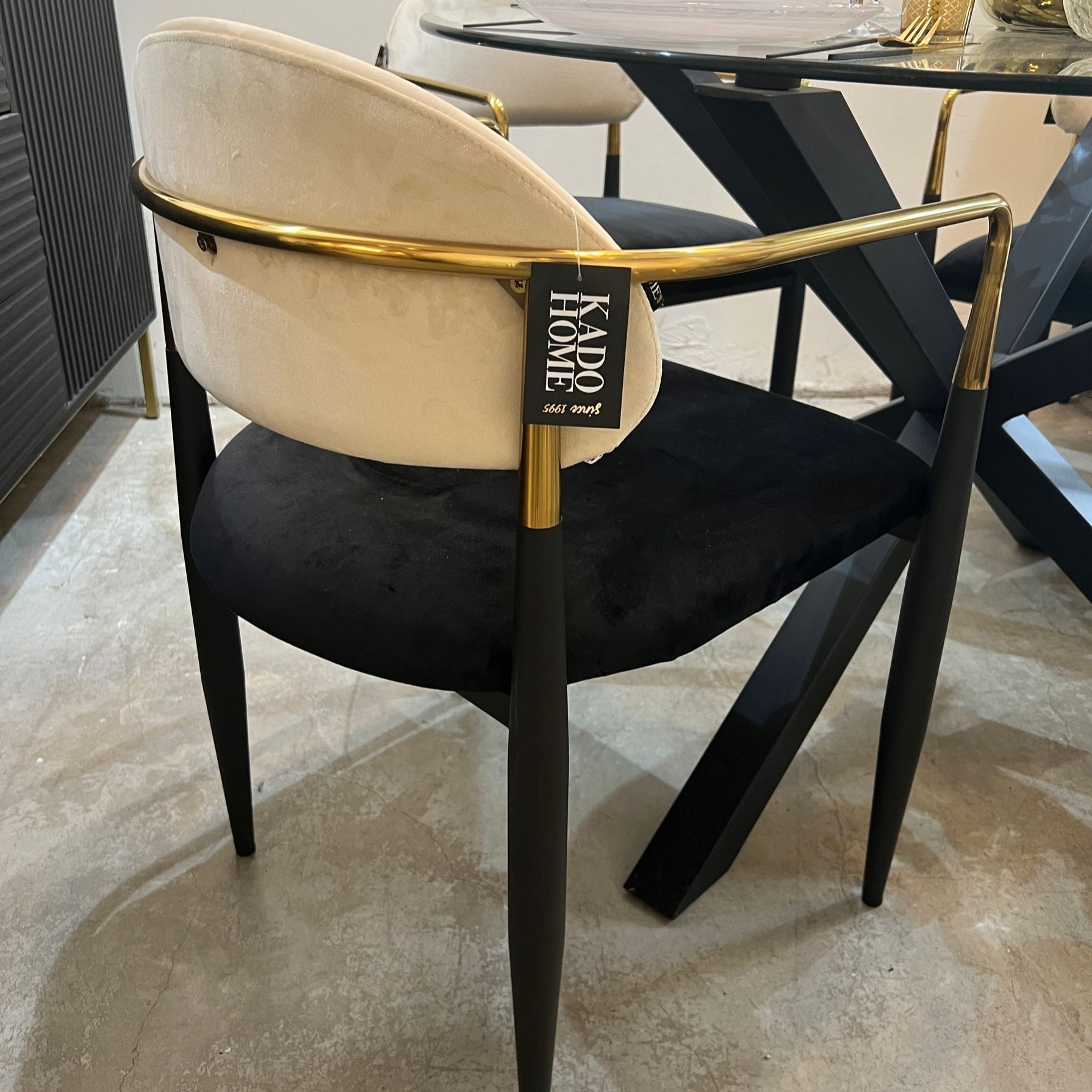 כסא דגם מודרן קימי ידיות שמנת שחור משולב כסא דגם מודרן קימי ידיות שמנת שחור משולב