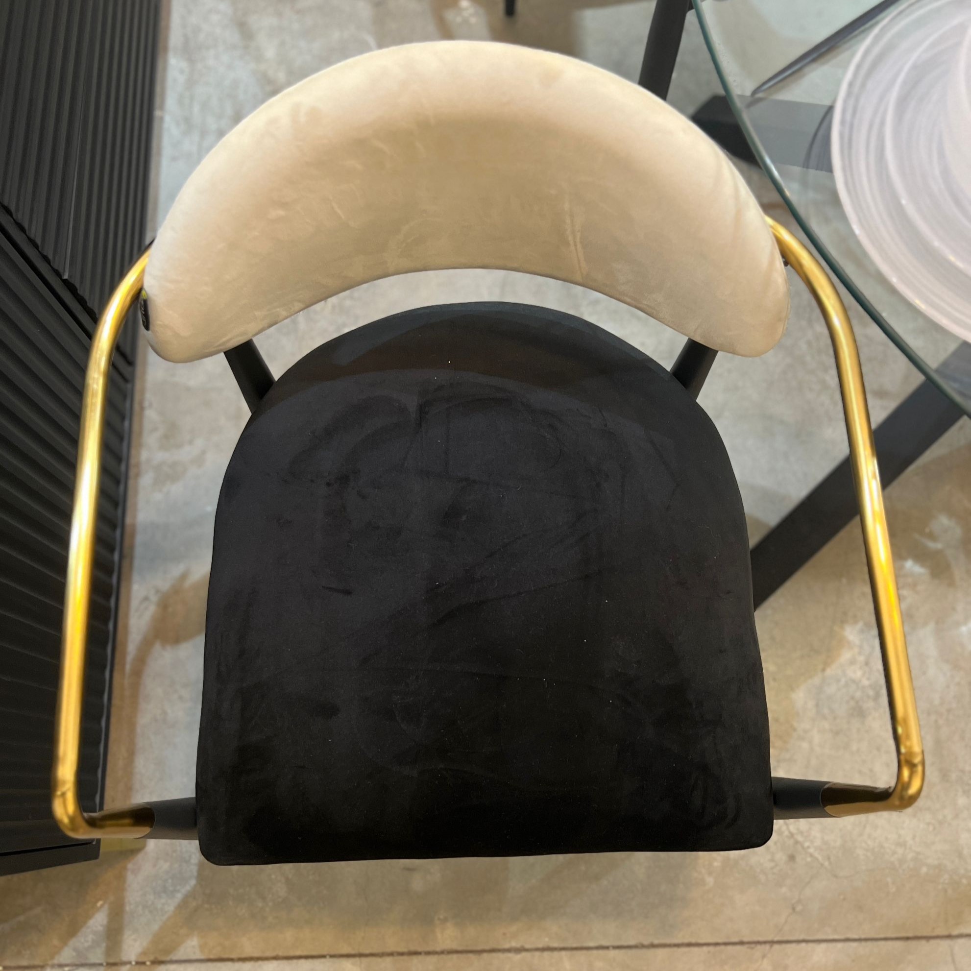 כסא דגם מודרן קימי ידיות שמנת שחור משולב כסא דגם מודרן קימי ידיות שמנת שחור משולב