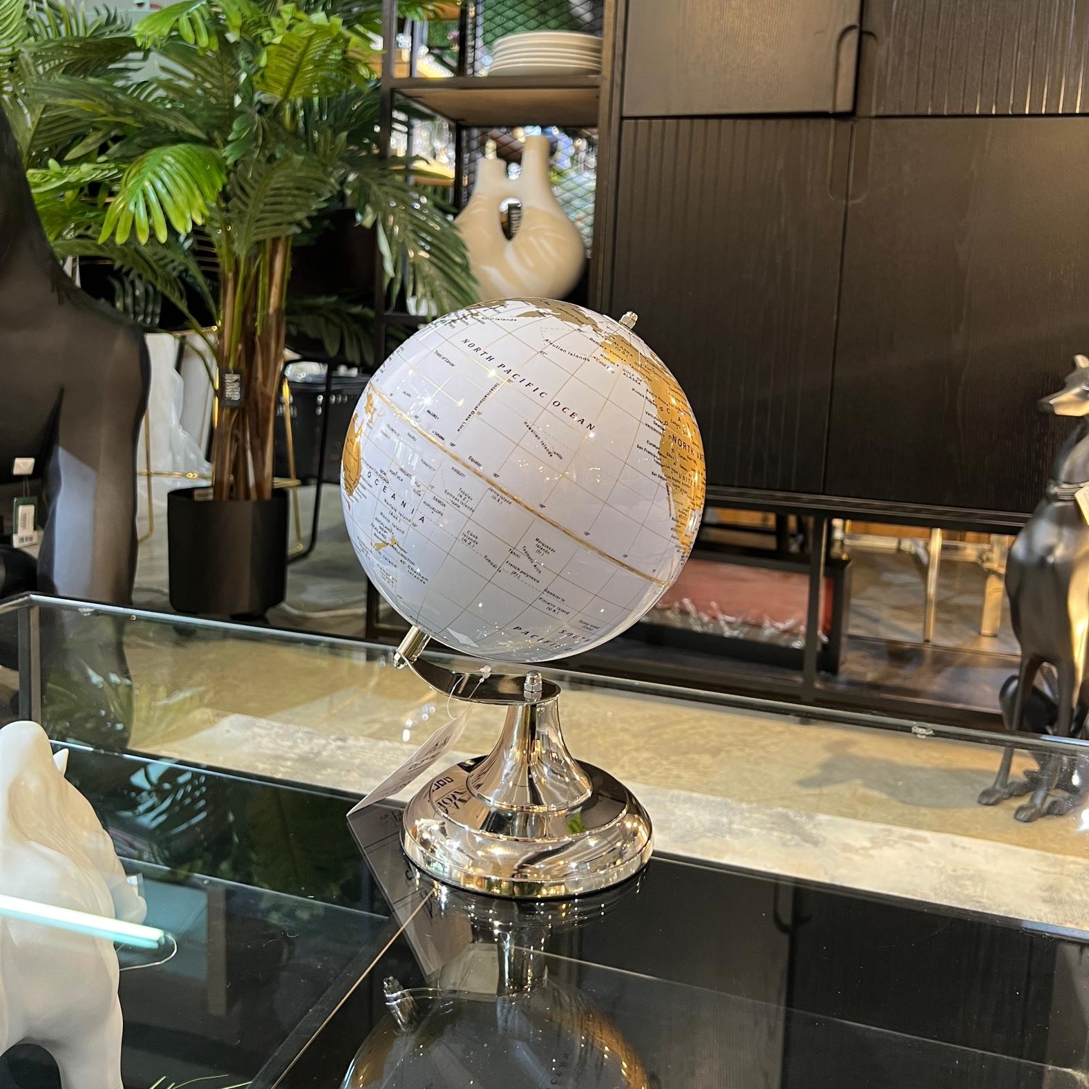 גלובוס לבן זהב סטנד מתכת גלובוס לבן זהב סטנד מתכת