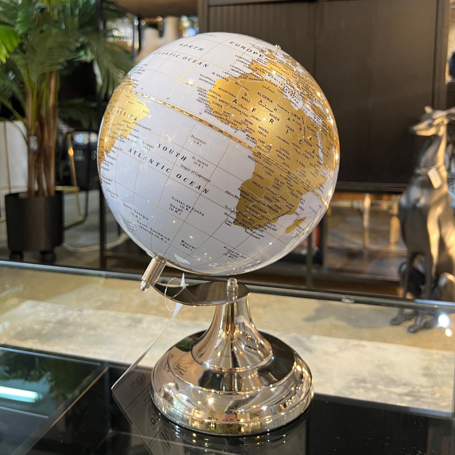 גלובוס לבן זהב סטנד מתכת גלובוס לבן זהב סטנד מתכת
