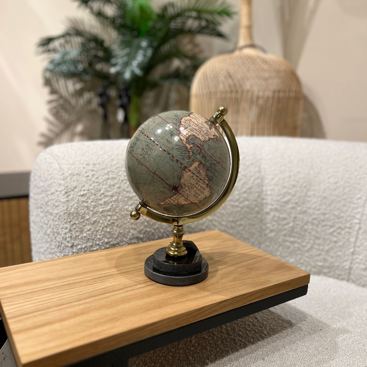 גלובוס תורכיז זהב סטנד שחור