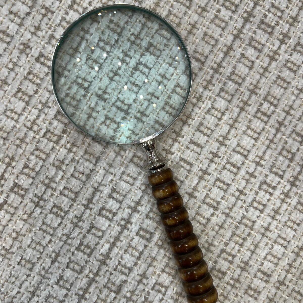 זכוכית מגדלת ידית חום שנהב חרוט פסים לרוחב זכוכית מגדלת ידית חום שנהב חרוט פסים לרוחב