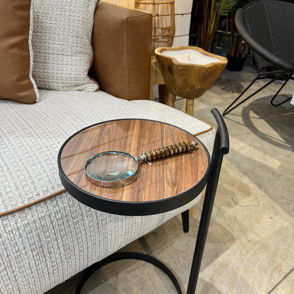 זכוכית מגדלת ידית חום שנהב חרוט פסים לרוחב זכוכית מגדלת ידית חום שנהב חרוט פסים לרוחב