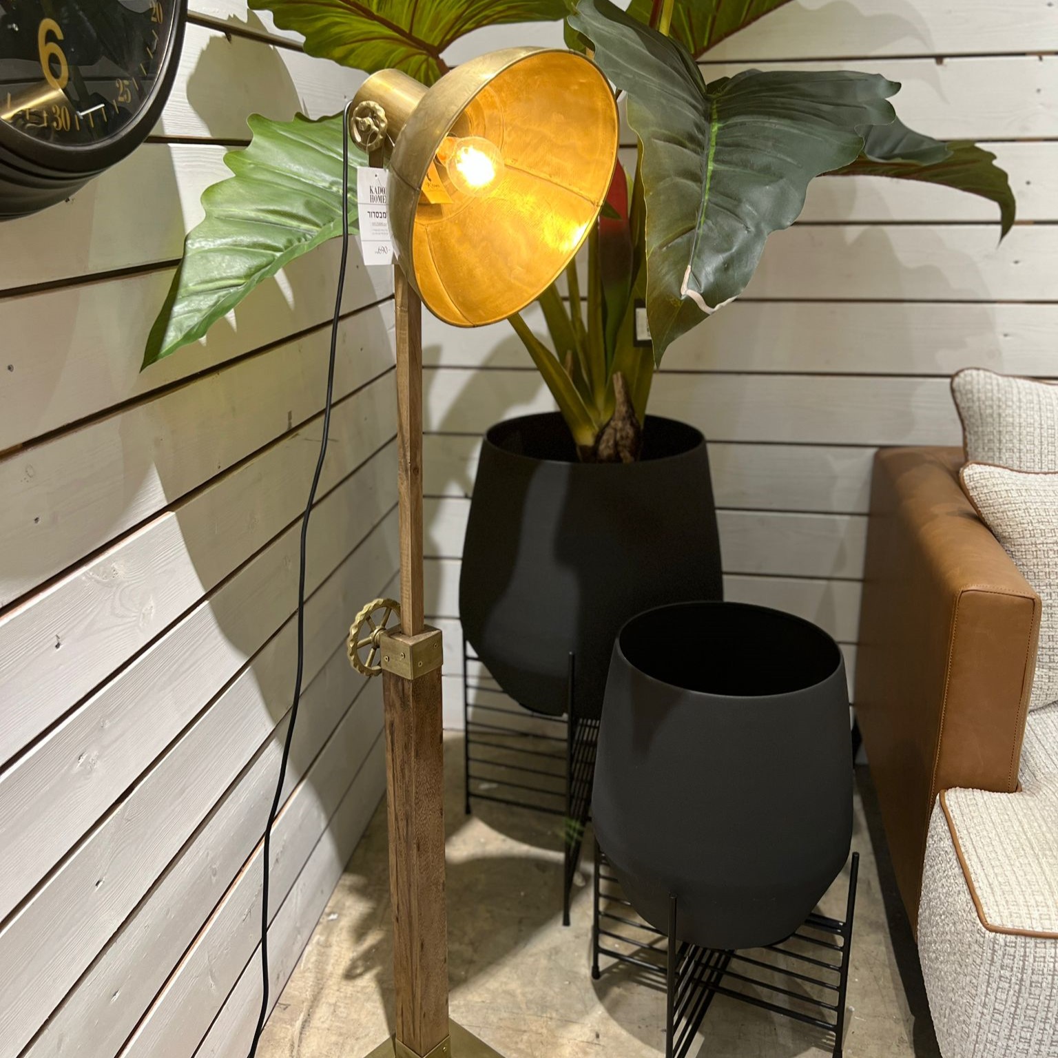 מנורה עומדת דגם אמבסדור מנורה עומדת דגם אמבסדור