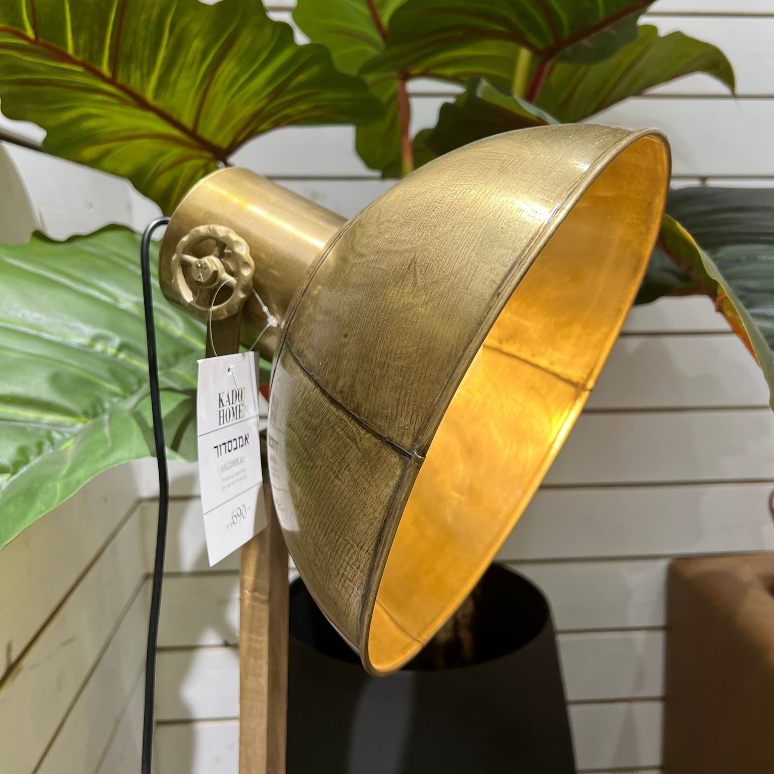 מנורה עומדת דגם אמבסדור מנורה עומדת דגם אמבסדור