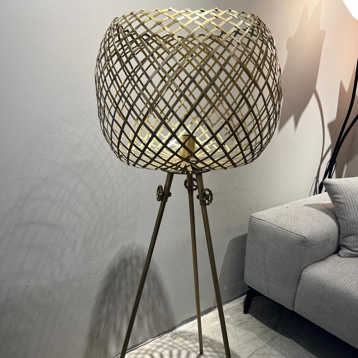 מנורה רצפה עומדת דגם אמבסדור זהב