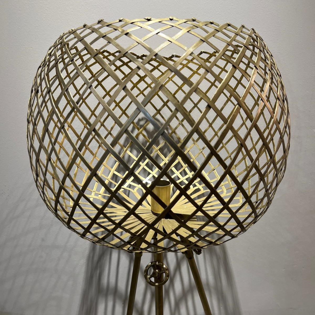 מנורה רצפה עומדת דגם אמבסדור זהב