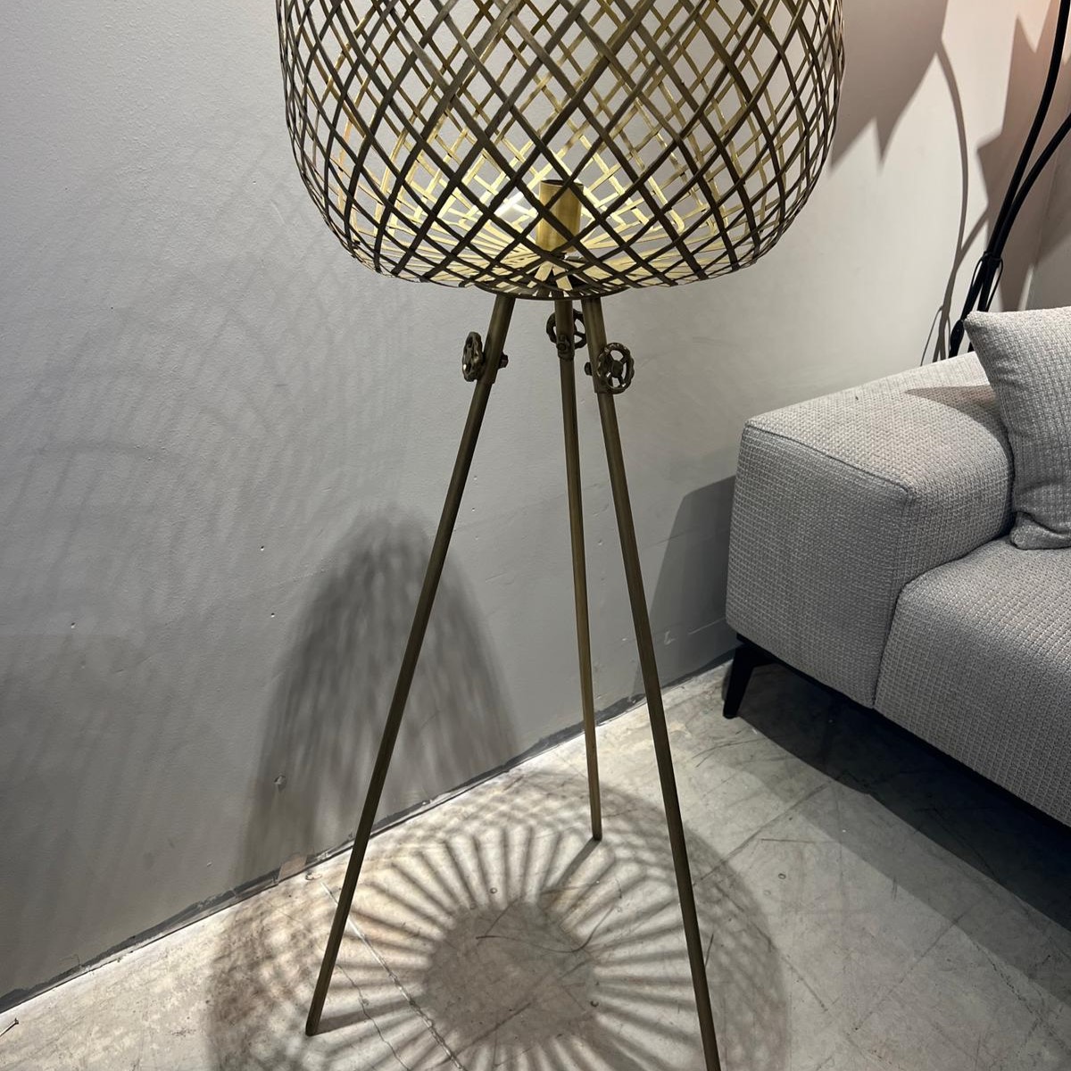 מנורה רצפה עומדת דגם אמבסדור זהב