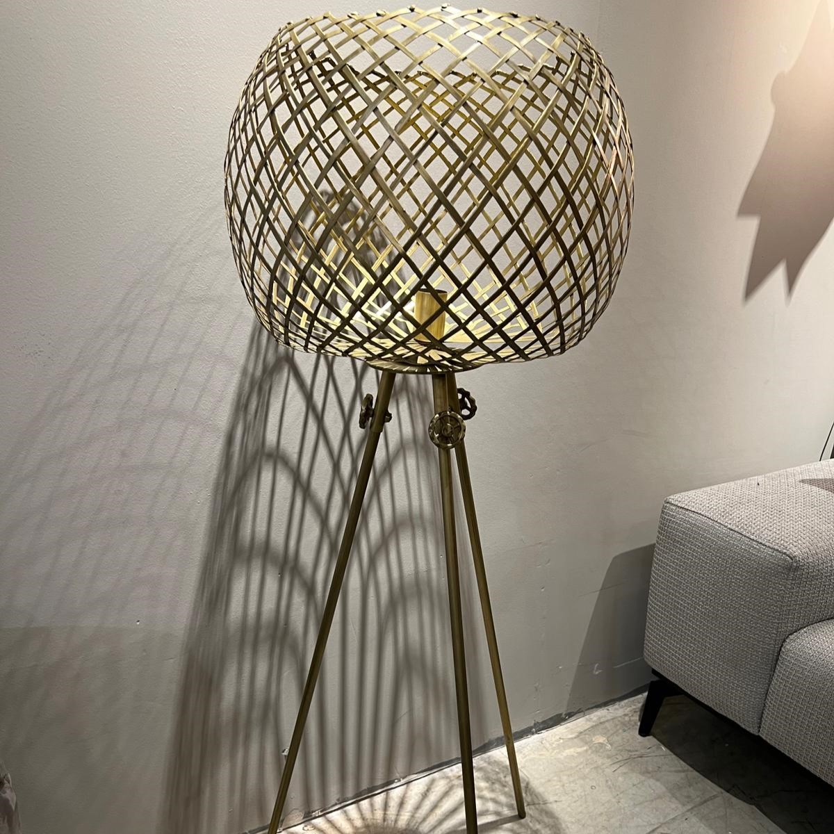 מנורה רצפה עומדת דגם אמבסדור זהב