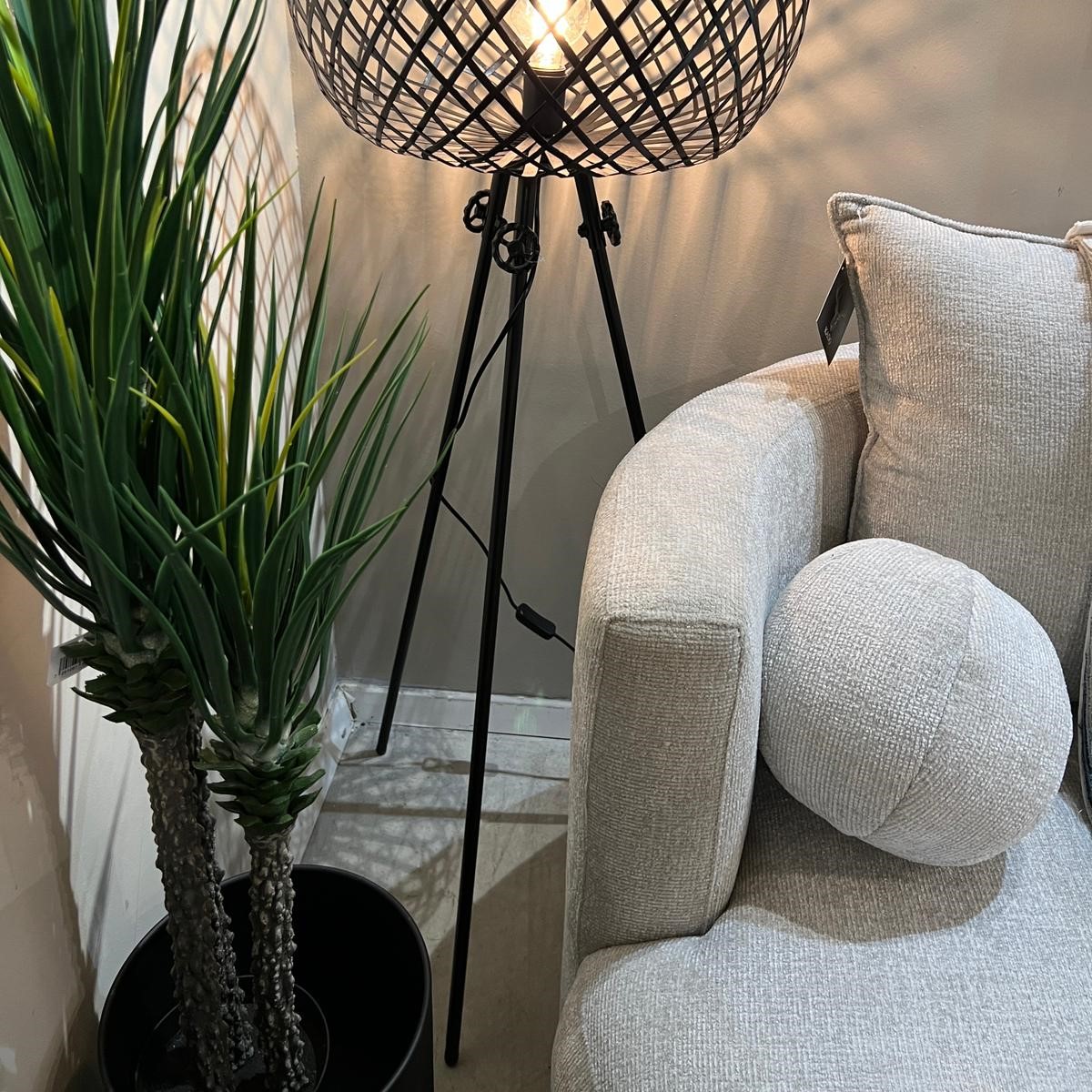 מנורה רצפה עומדת דגם אמבסדור שחור