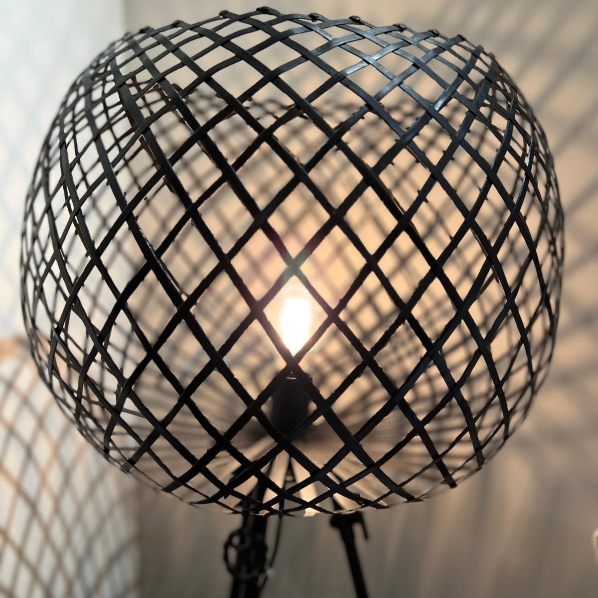 מנורה רצפה עומדת דגם אמבסדור שחור