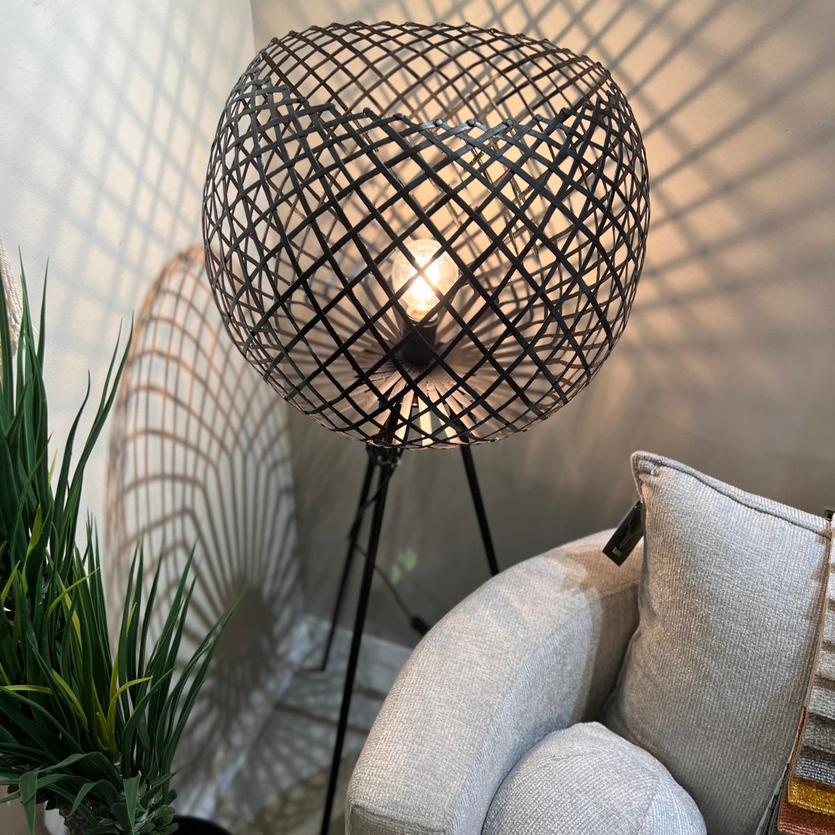 מנורה רצפה עומדת דגם אמבסדור שחור