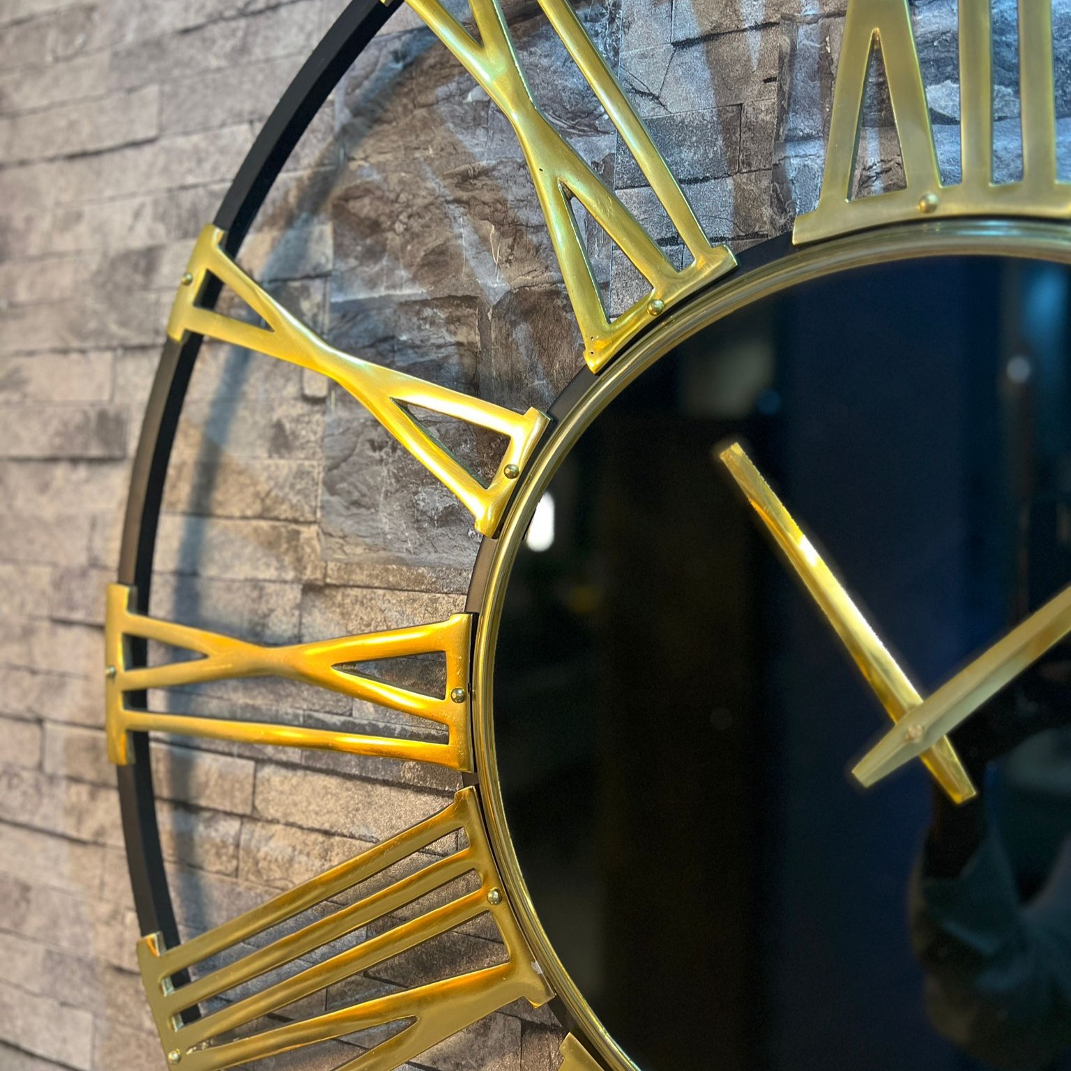 שעון קיר ענק שחור וזהב מבריק חלול דגם שאניב שעון קיר ענק שחור וזהב מבריק חלול דגם שאניב