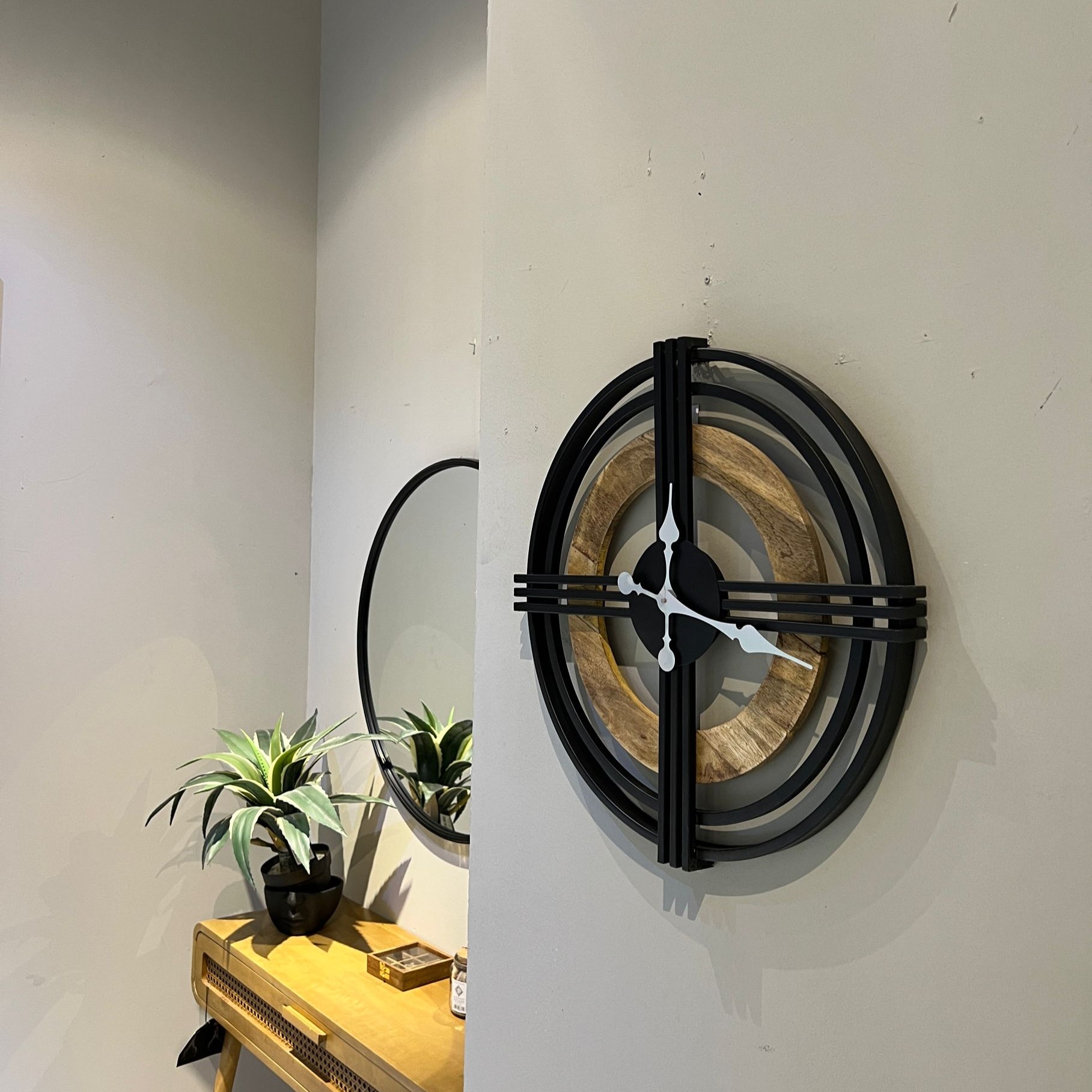 שעון קיר טבעות ברזל שחור ועץ שעון קיר טבעות ברזל שחור ועץ