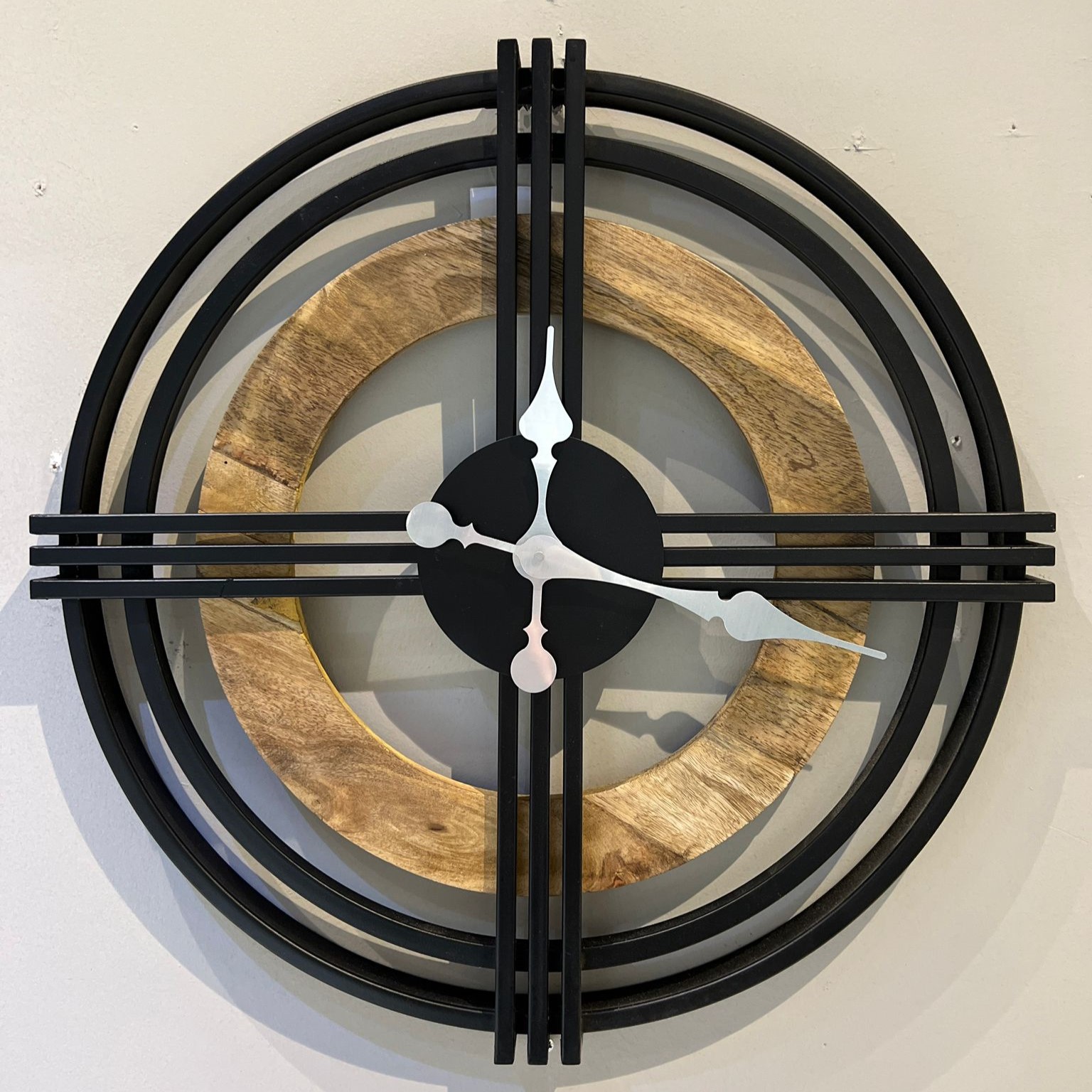 שעון קיר טבעות ברזל שחור ועץ שעון קיר טבעות ברזל שחור ועץ