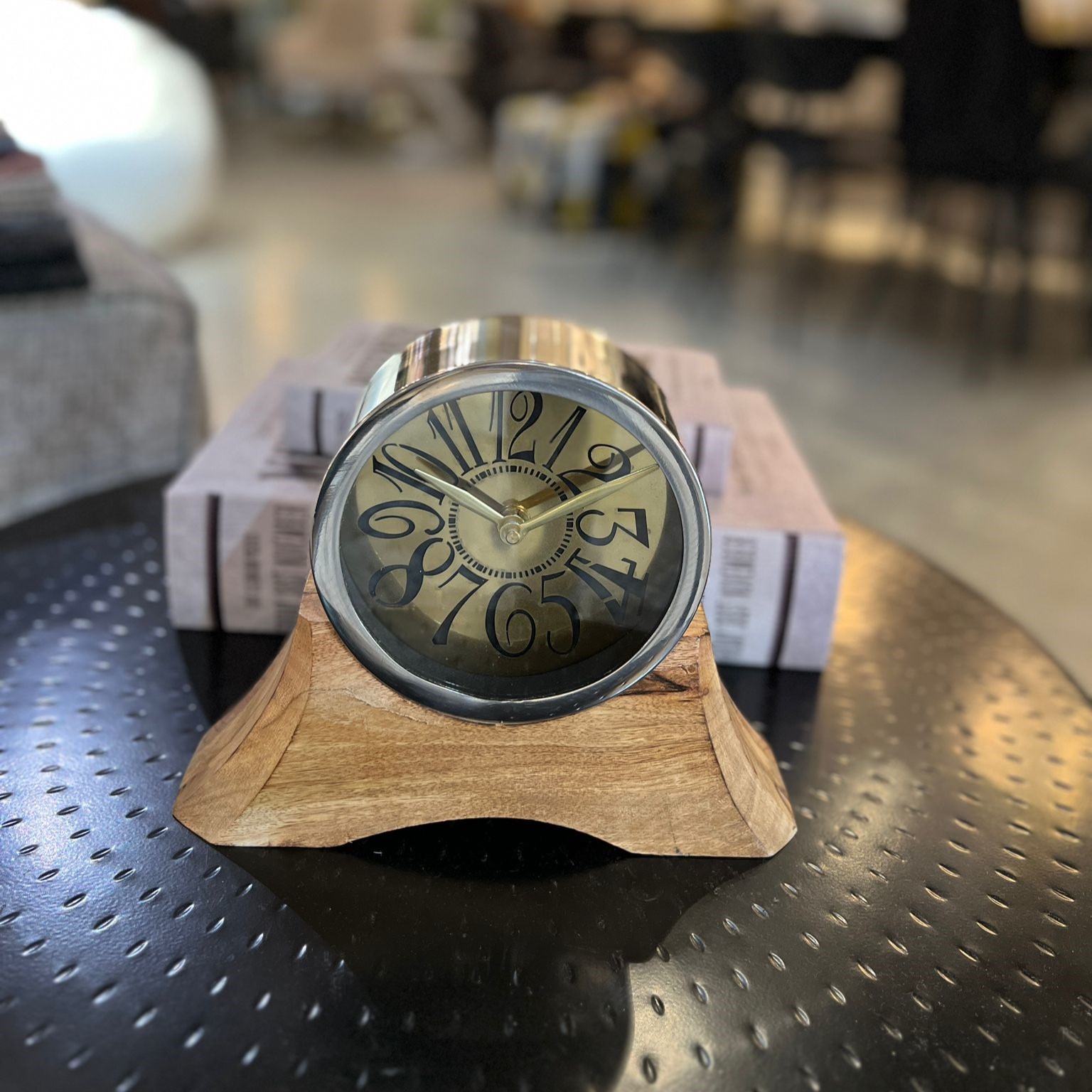 שעון שולחני מתכת כסופה רקע זהב על סטנד עץ