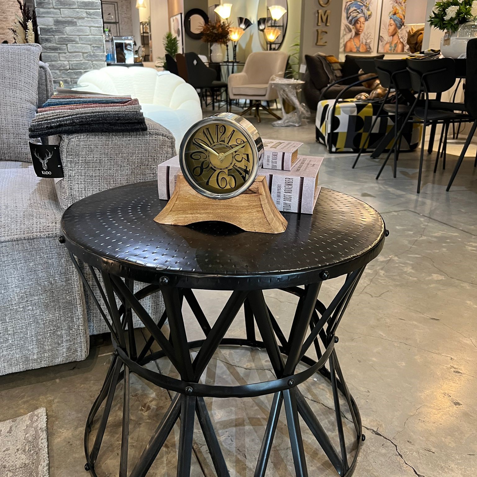 שעון שולחני מתכת כסופה רקע זהב על סטנד עץ