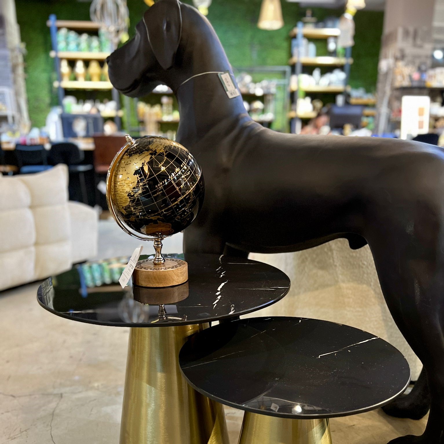 גלובוס שחור זהב סטנד עץ