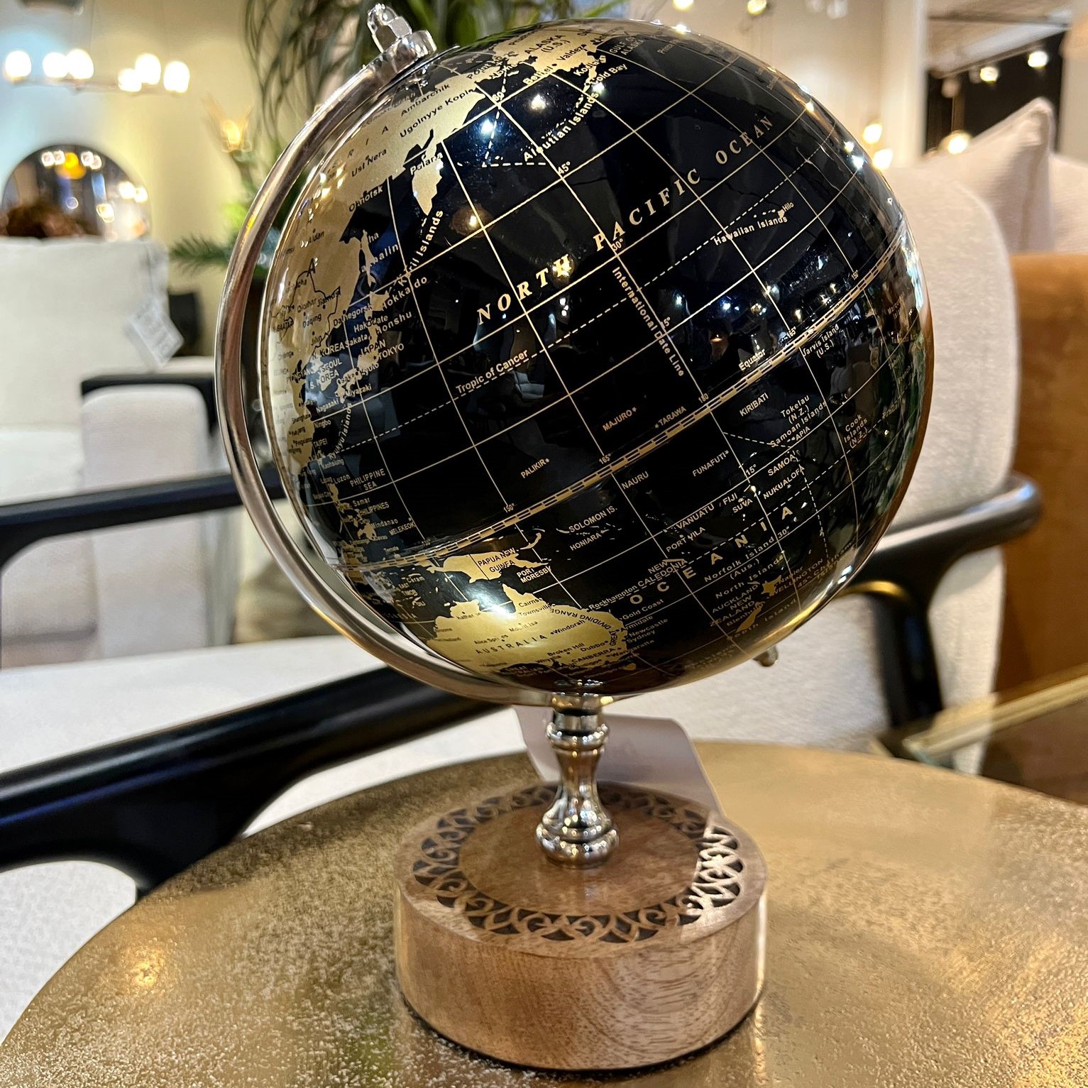 גלובוס שחור זהב סטנד עץ