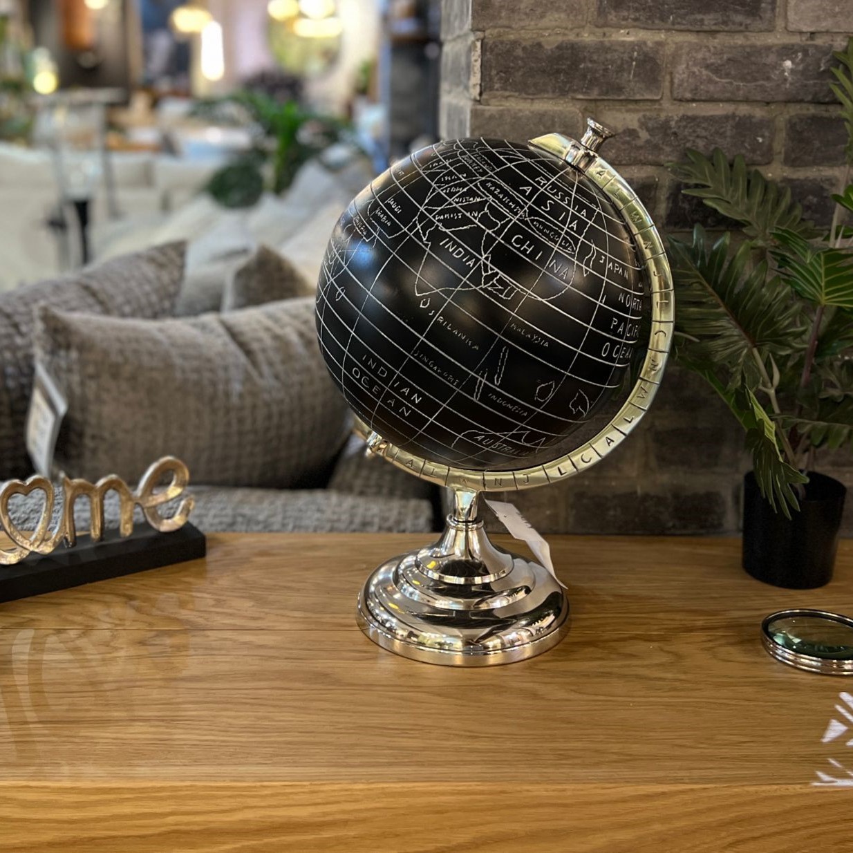 גלובוס שחור סטנד ניקל גלובוס שחור סטנד ניקל