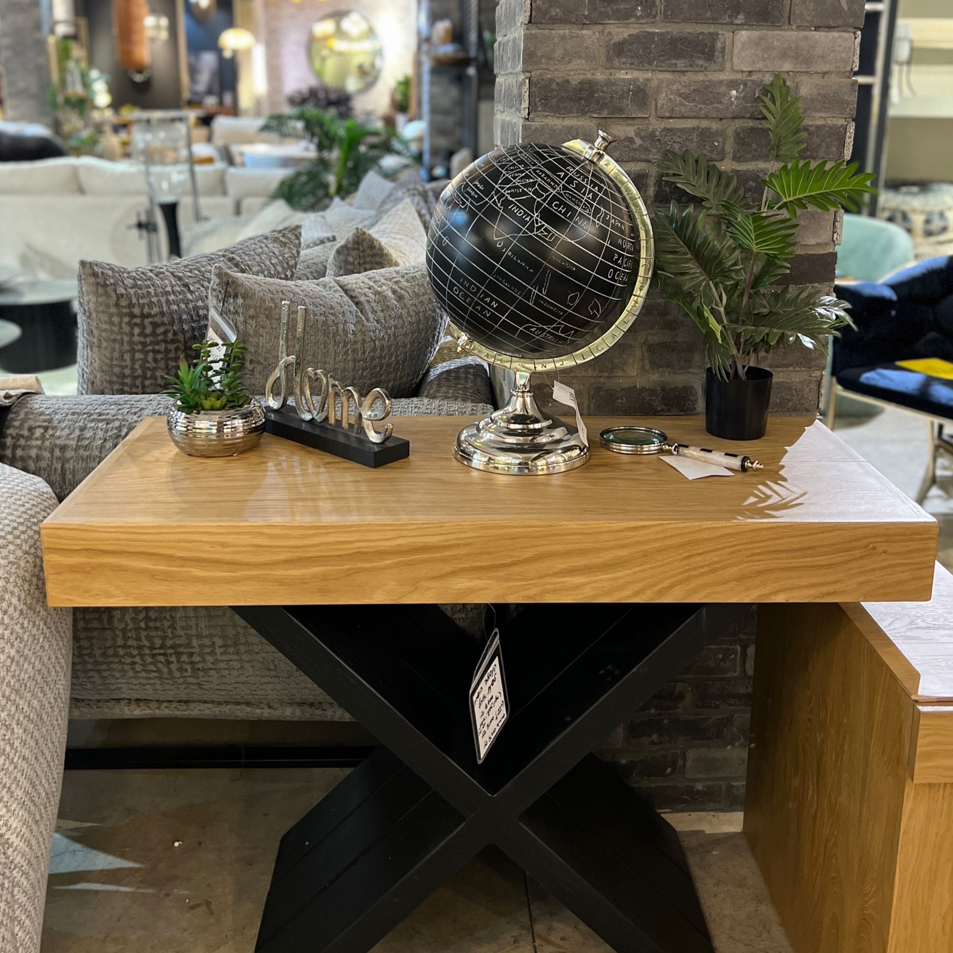 גלובוס שחור סטנד ניקל גלובוס שחור סטנד ניקל