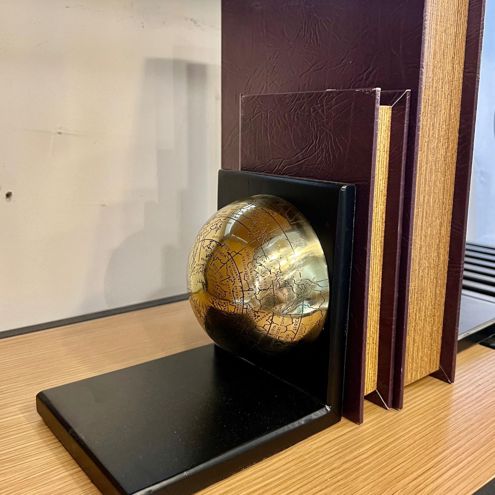 זוג מעמדים תומך ספרים עץ כדור הארץ זוג מעמדים תומך ספרים עץ כדור הארץ