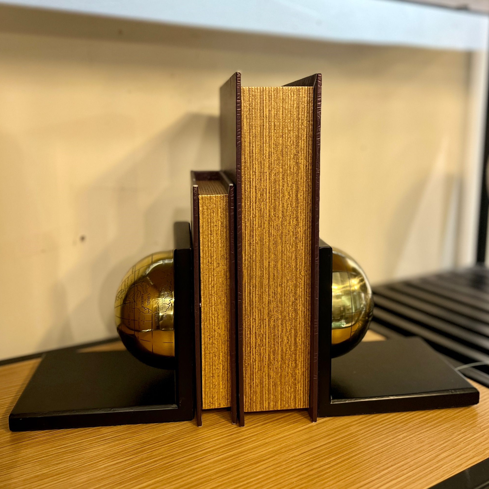 זוג מעמדים תומך ספרים עץ כדור הארץ זוג מעמדים תומך ספרים עץ כדור הארץ