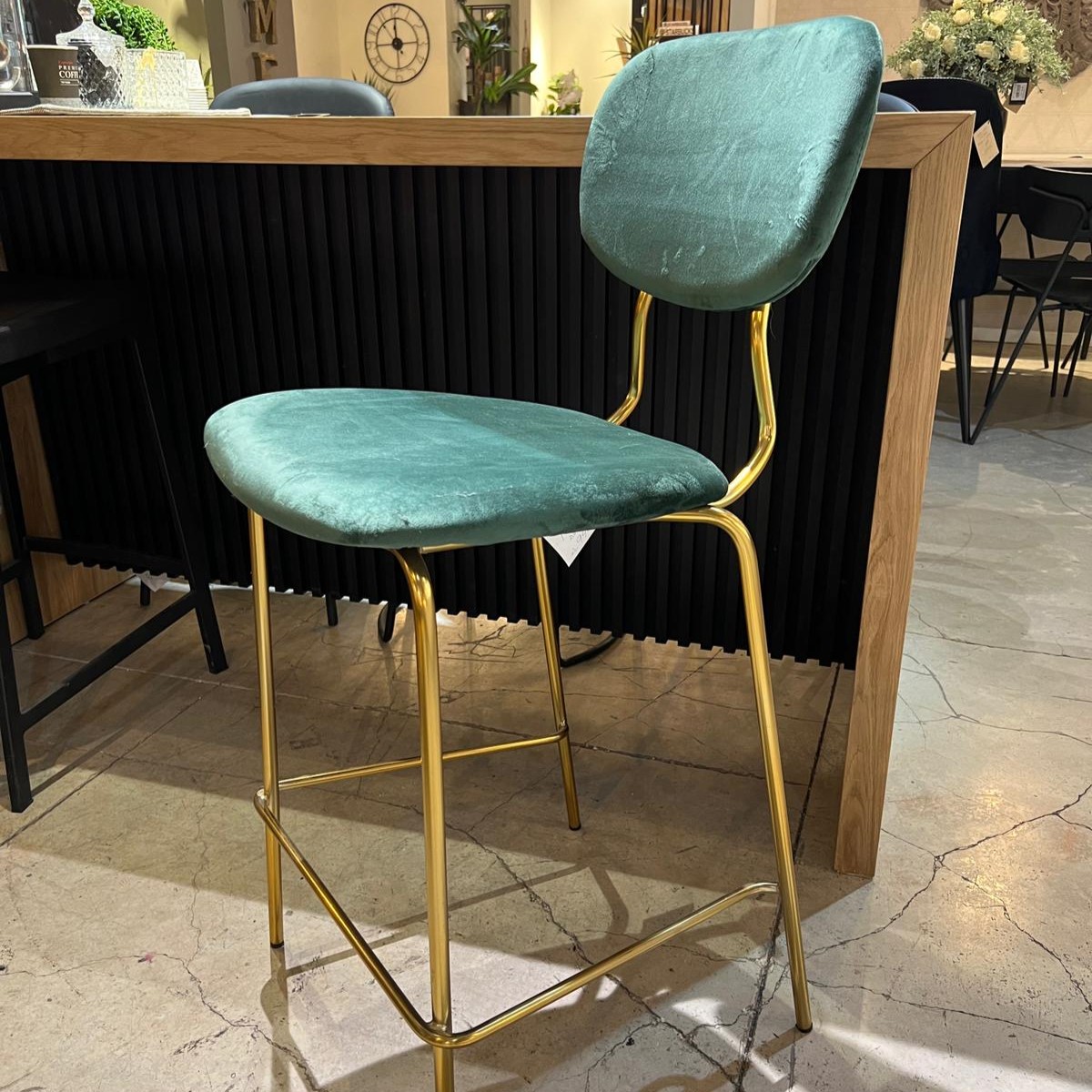 כיסא בר נורמן קטיפה ירוק רגל זהב
