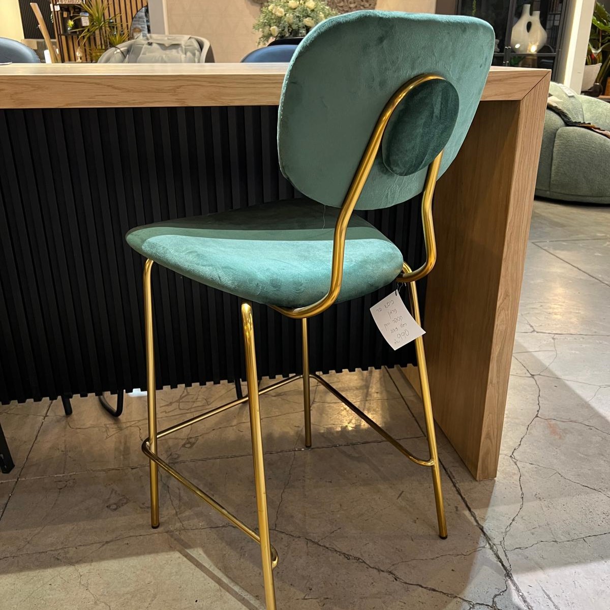 כיסא בר נורמן קטיפה ירוק רגל זהב