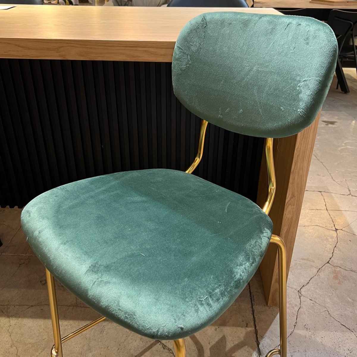 כיסא בר נורמן קטיפה ירוק רגל זהב