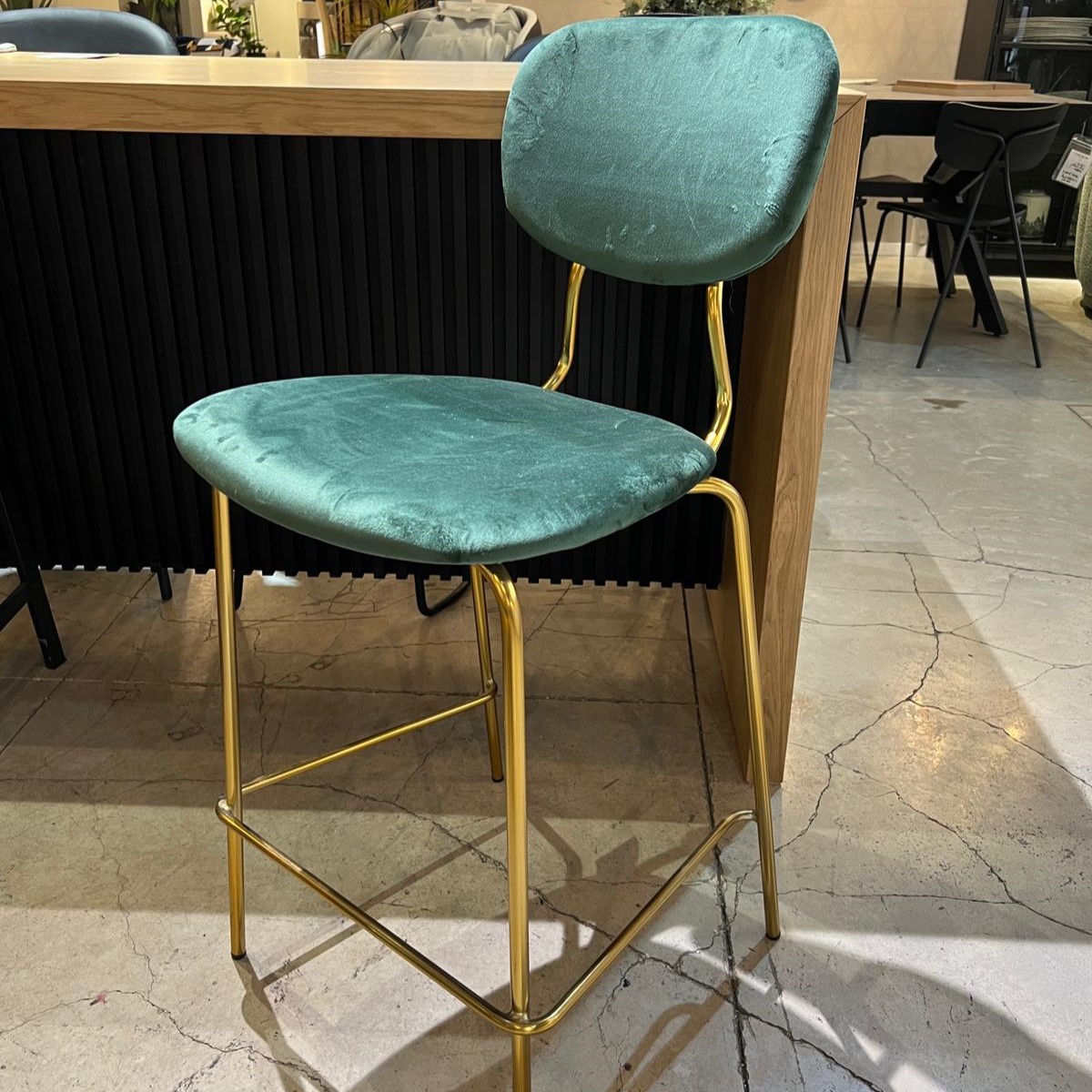 כיסא בר נורמן קטיפה ירוק רגל זהב