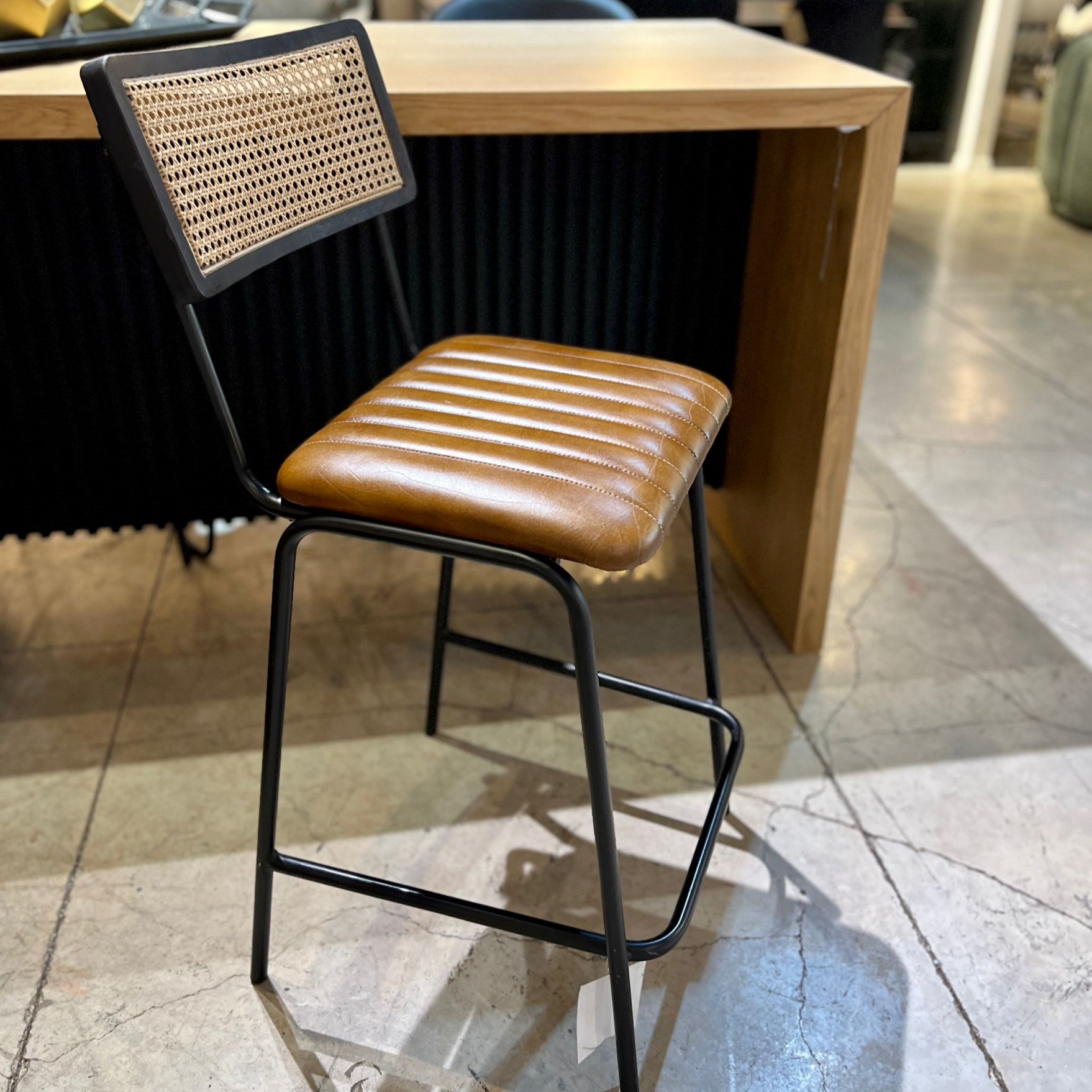 כסא בר דגם ראטן עור חום