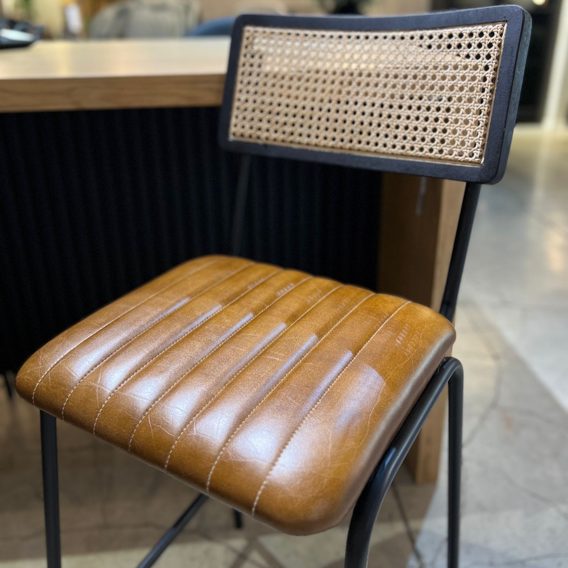 כסא בר דגם ראטן עור חום