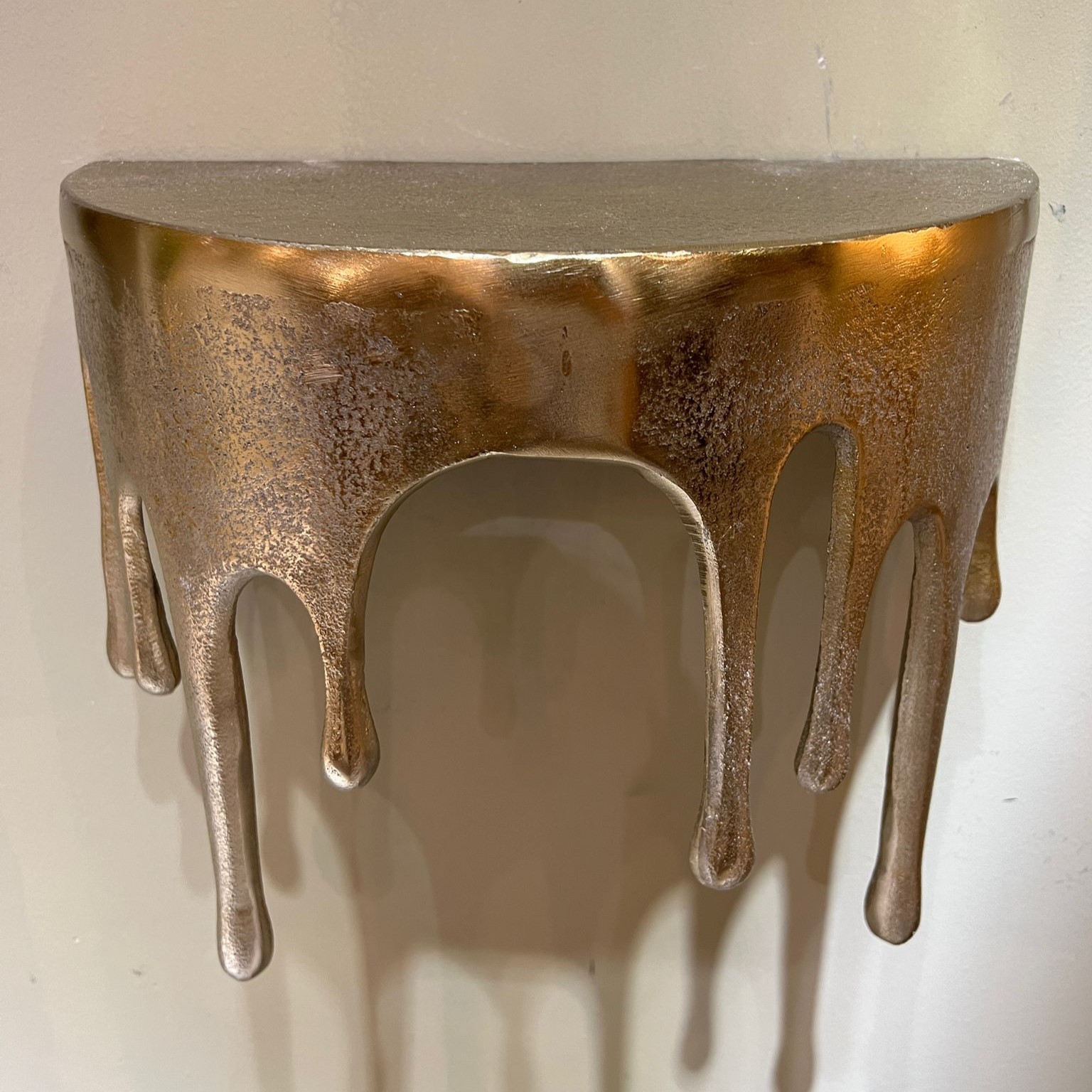 מדף קיר נטיפים זהב מדף קיר נטיפים זהב