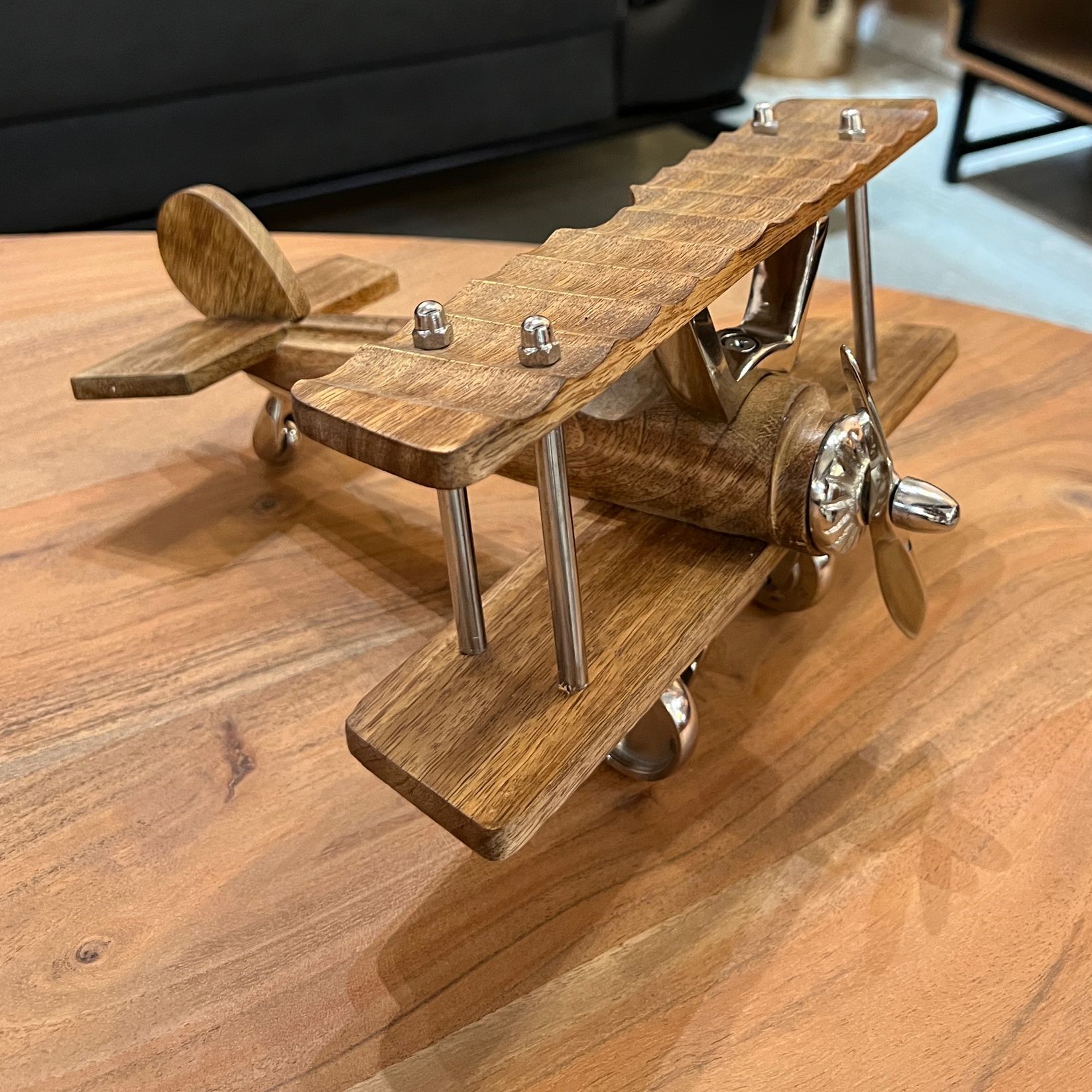 מטוס עץ נוי על סטנד מתכת מטוס עץ נוי על סטנד מתכת