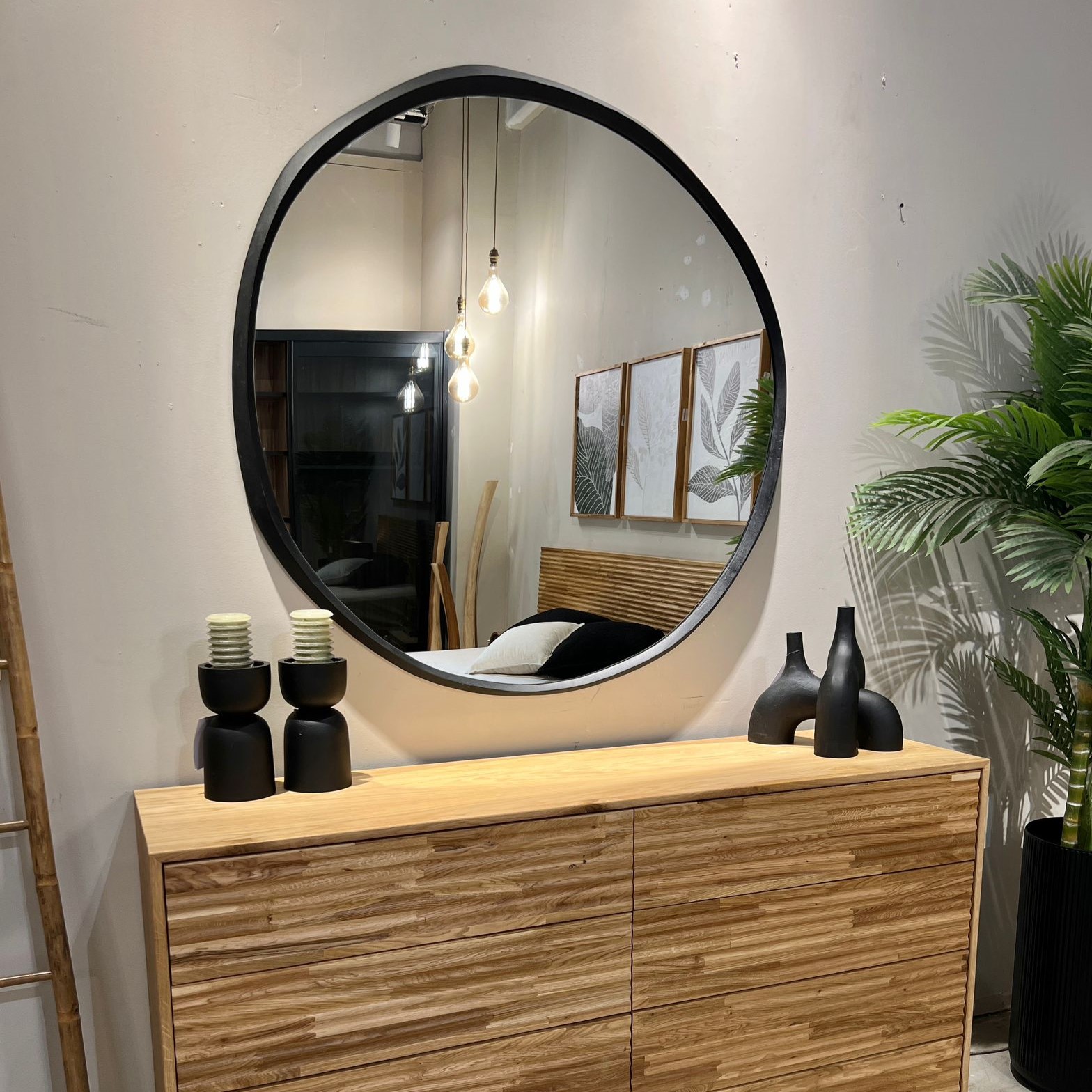 מראה ענק שחור מראה ענק שחור