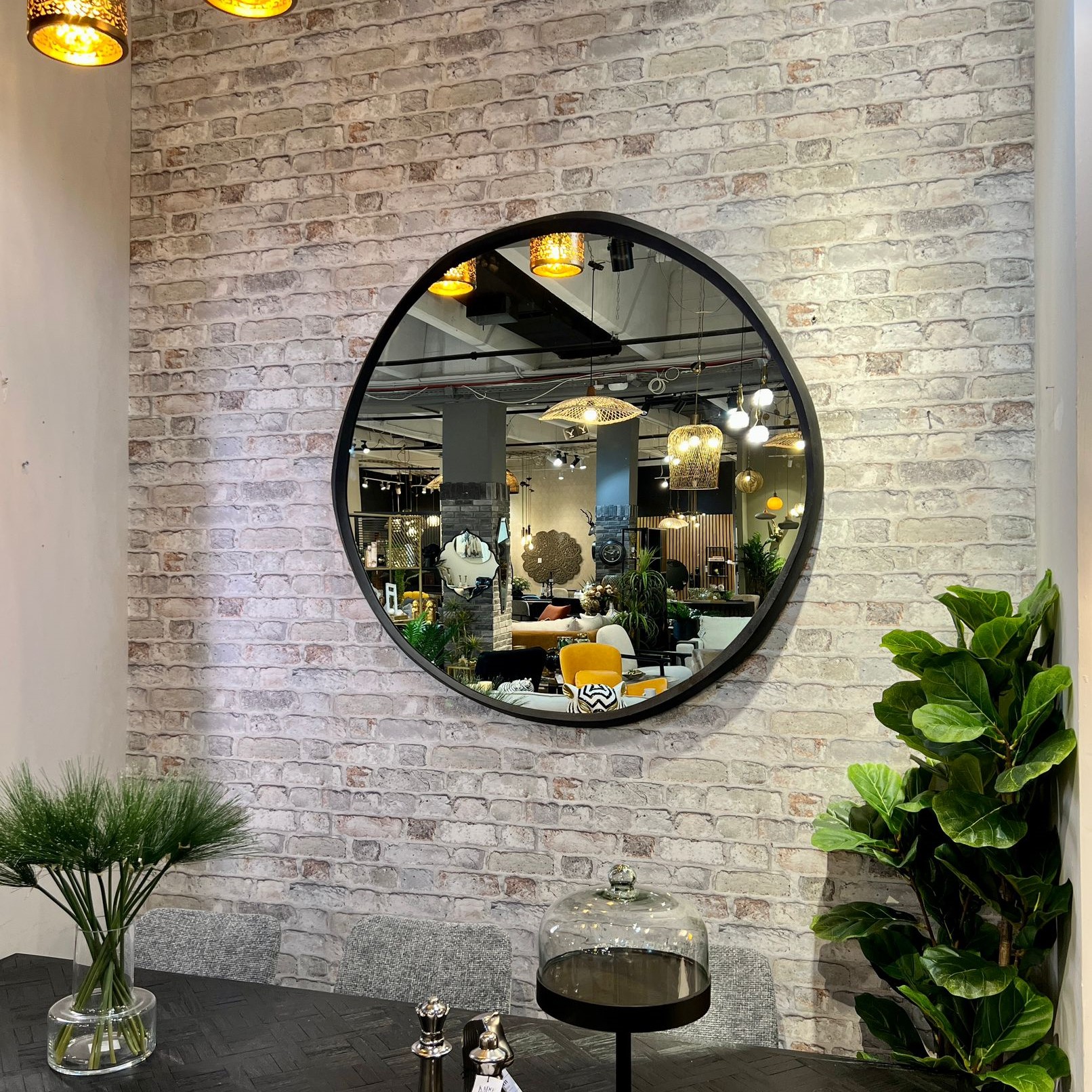 מראה ענק שחור מראה ענק שחור