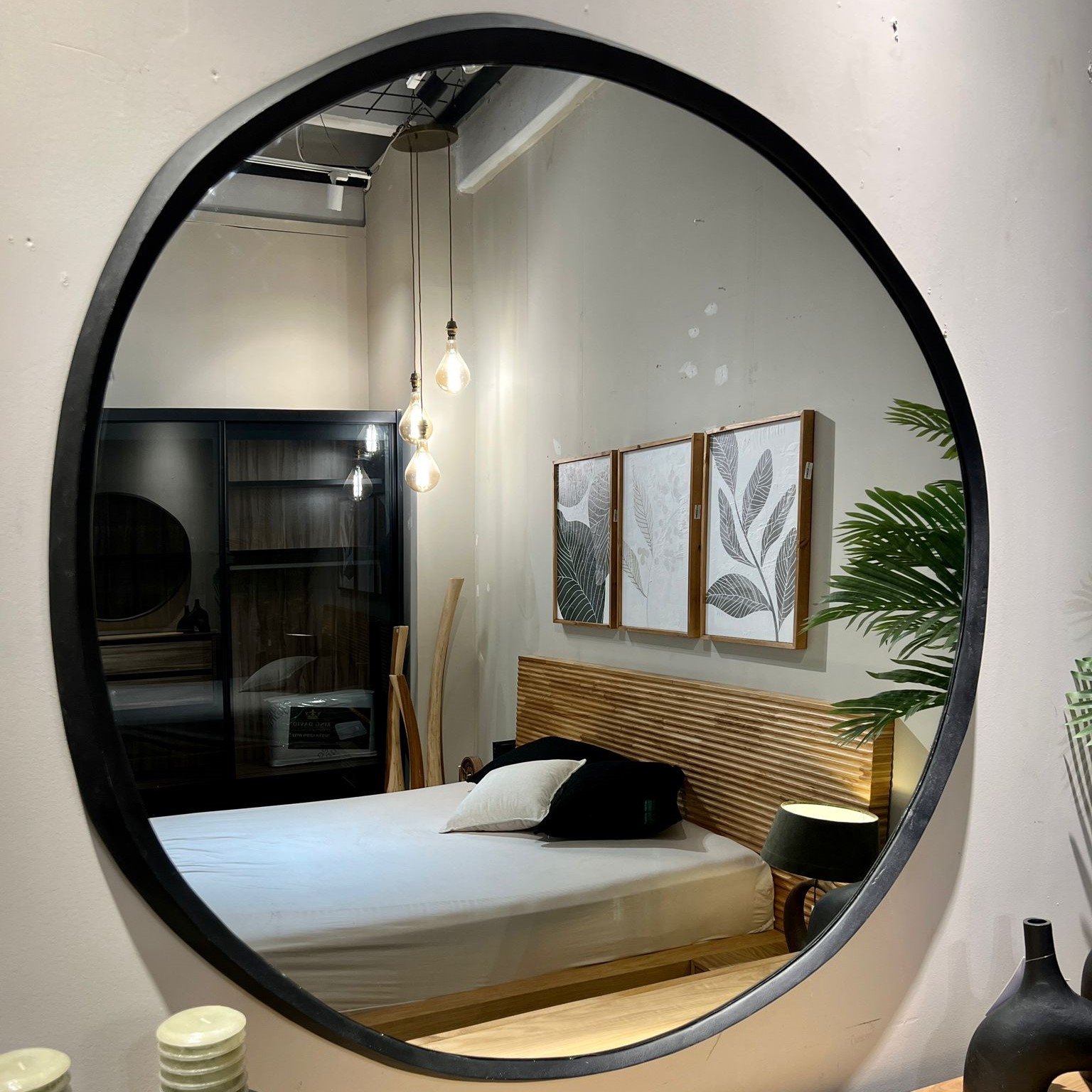 מראה ענק שחור מראה ענק שחור