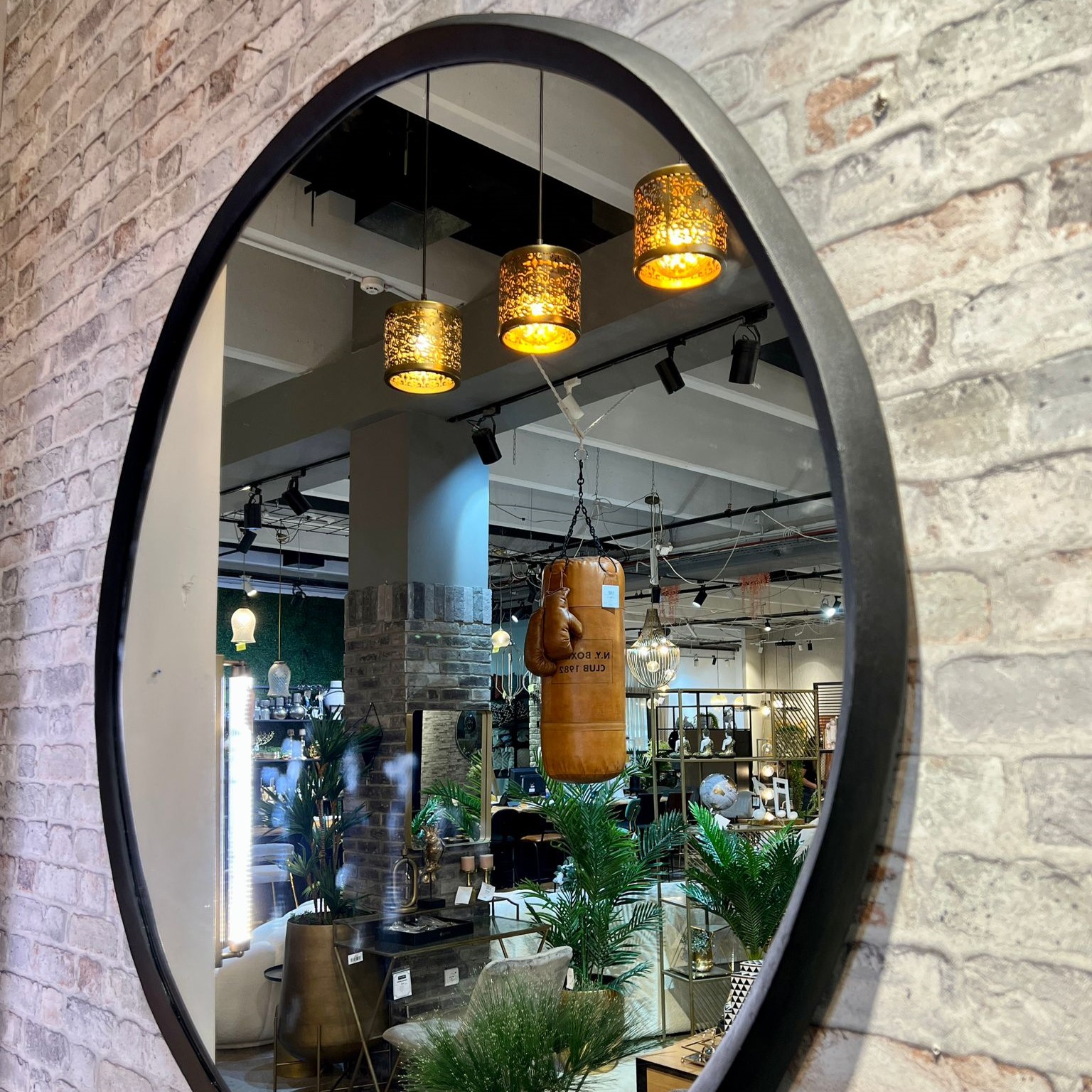 מראה ענק שחור מראה ענק שחור