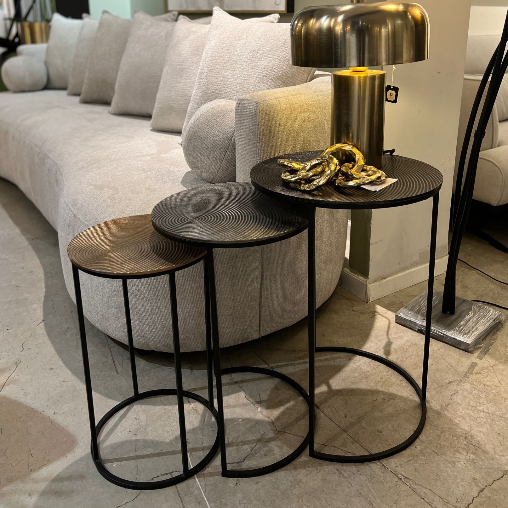 סט 3 שולחנות צד שחור זהב נחושת סט 3 שולחנות צד שחור זהב נחושת