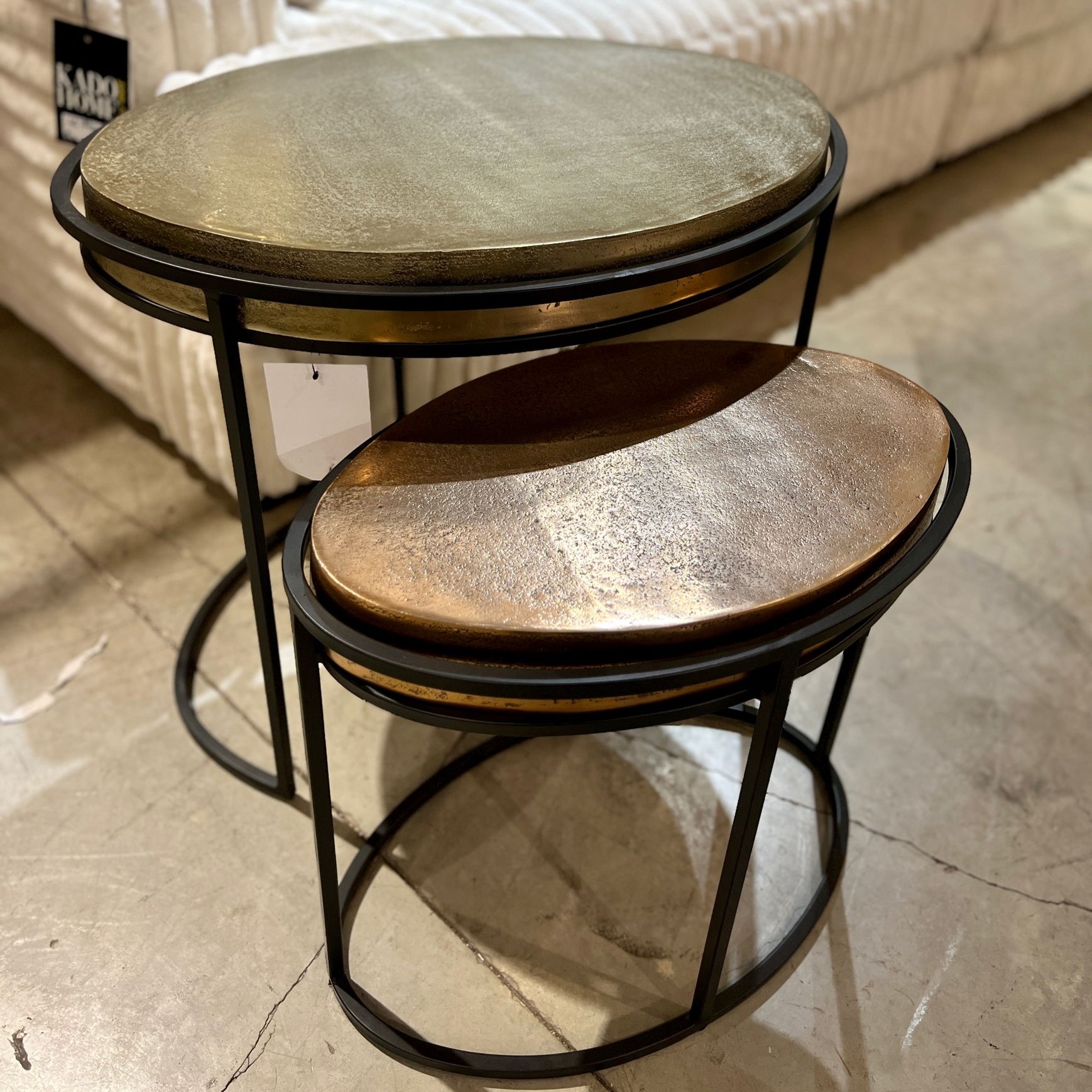 סט שולחנות צד זהב ונחושת סט שולחנות צד זהב ונחושת