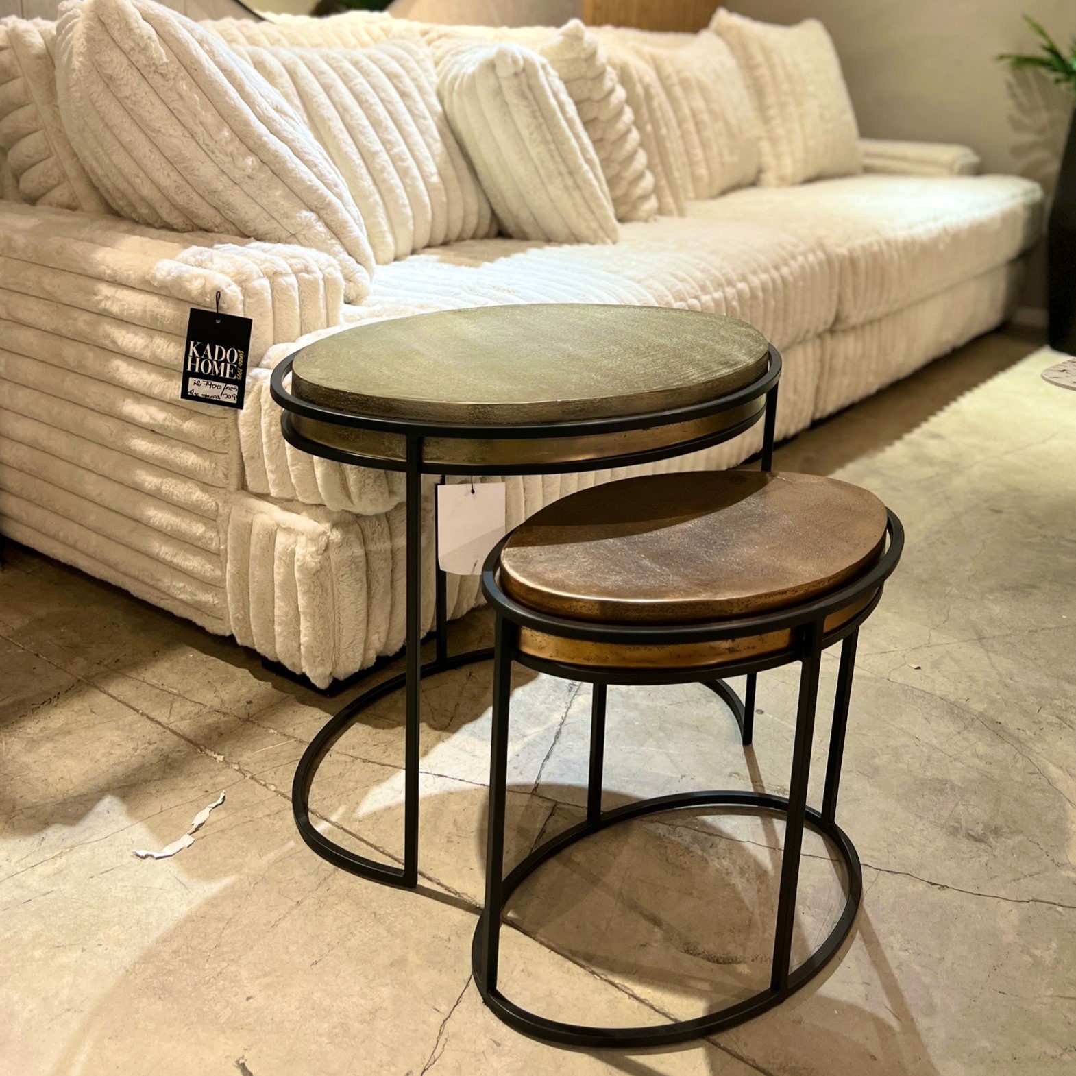 סט שולחנות צד זהב ונחושת סט שולחנות צד זהב ונחושת