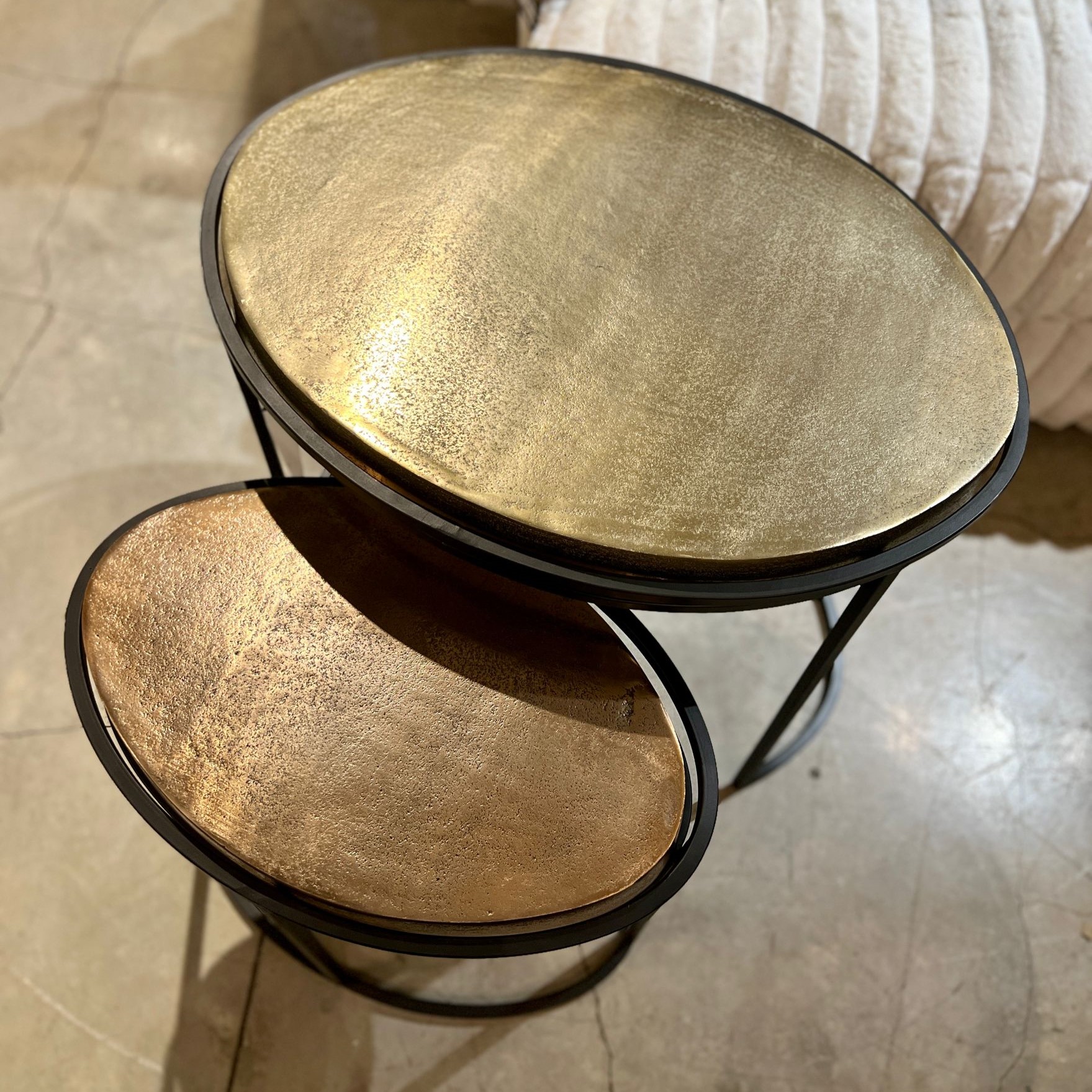 סט שולחנות צד זהב ונחושת סט שולחנות צד זהב ונחושת