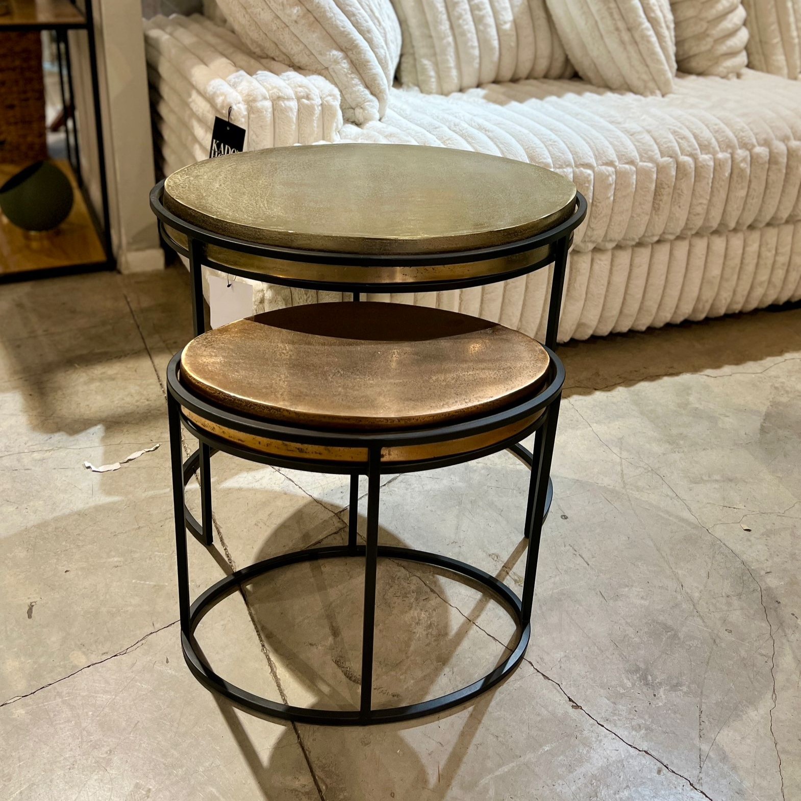 סט שולחנות צד זהב ונחושת סט שולחנות צד זהב ונחושת