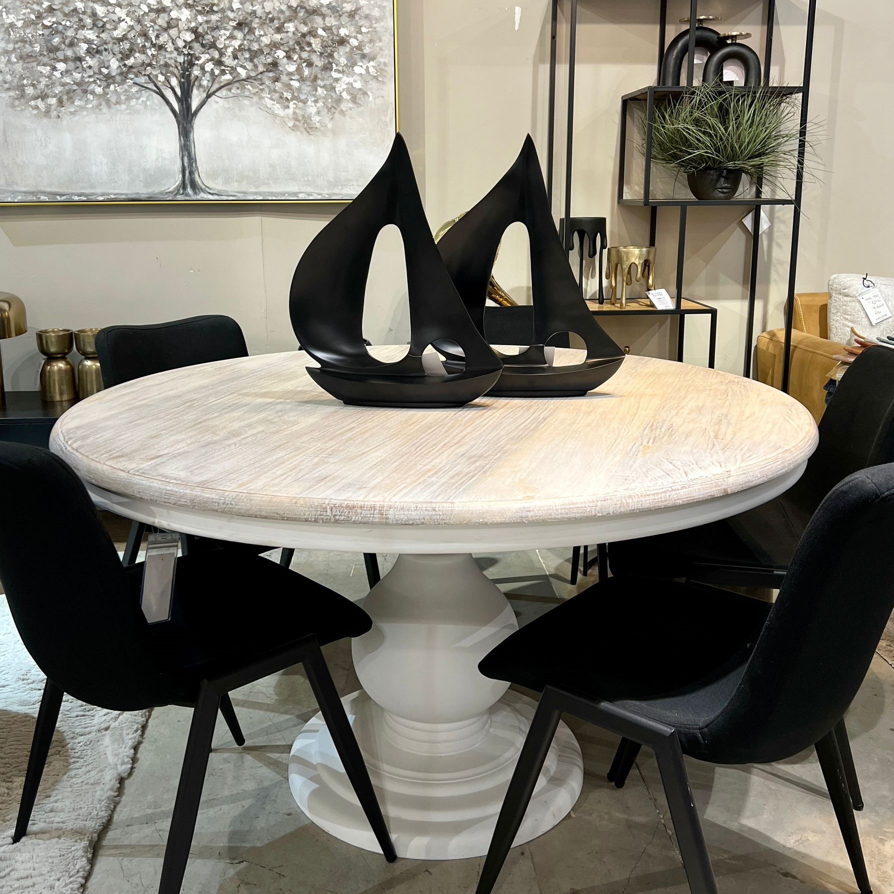 סירה שחורה מתכת ענק סירה שחורה מתכת ענק