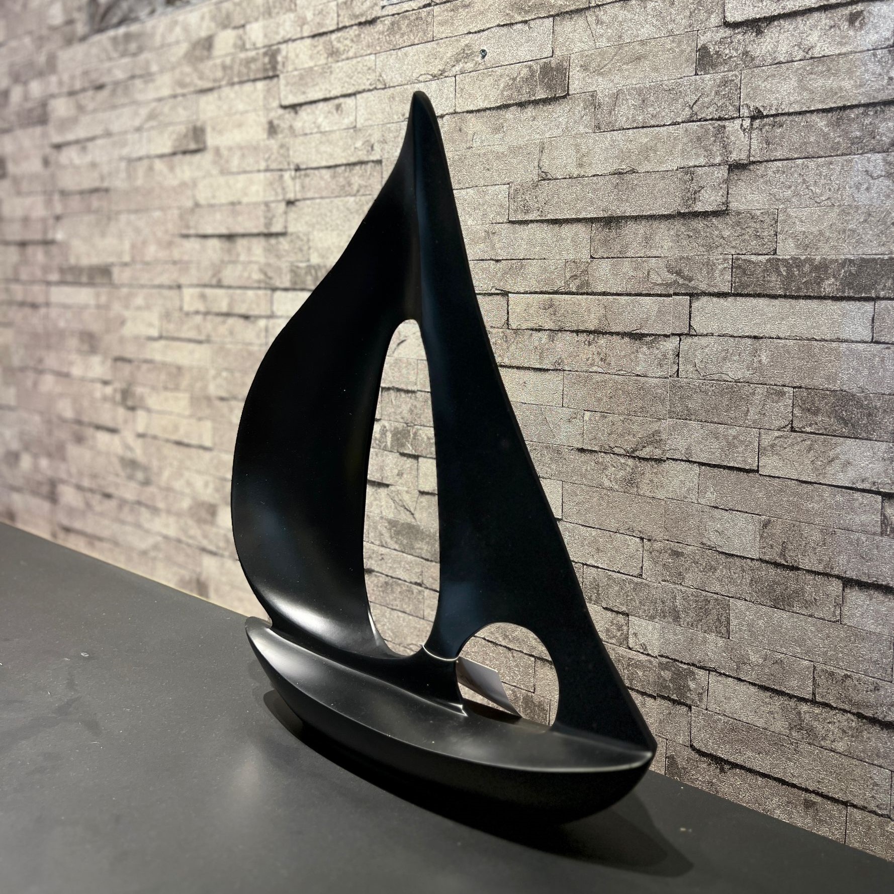 סירה שחורה מתכת ענק סירה שחורה מתכת ענק